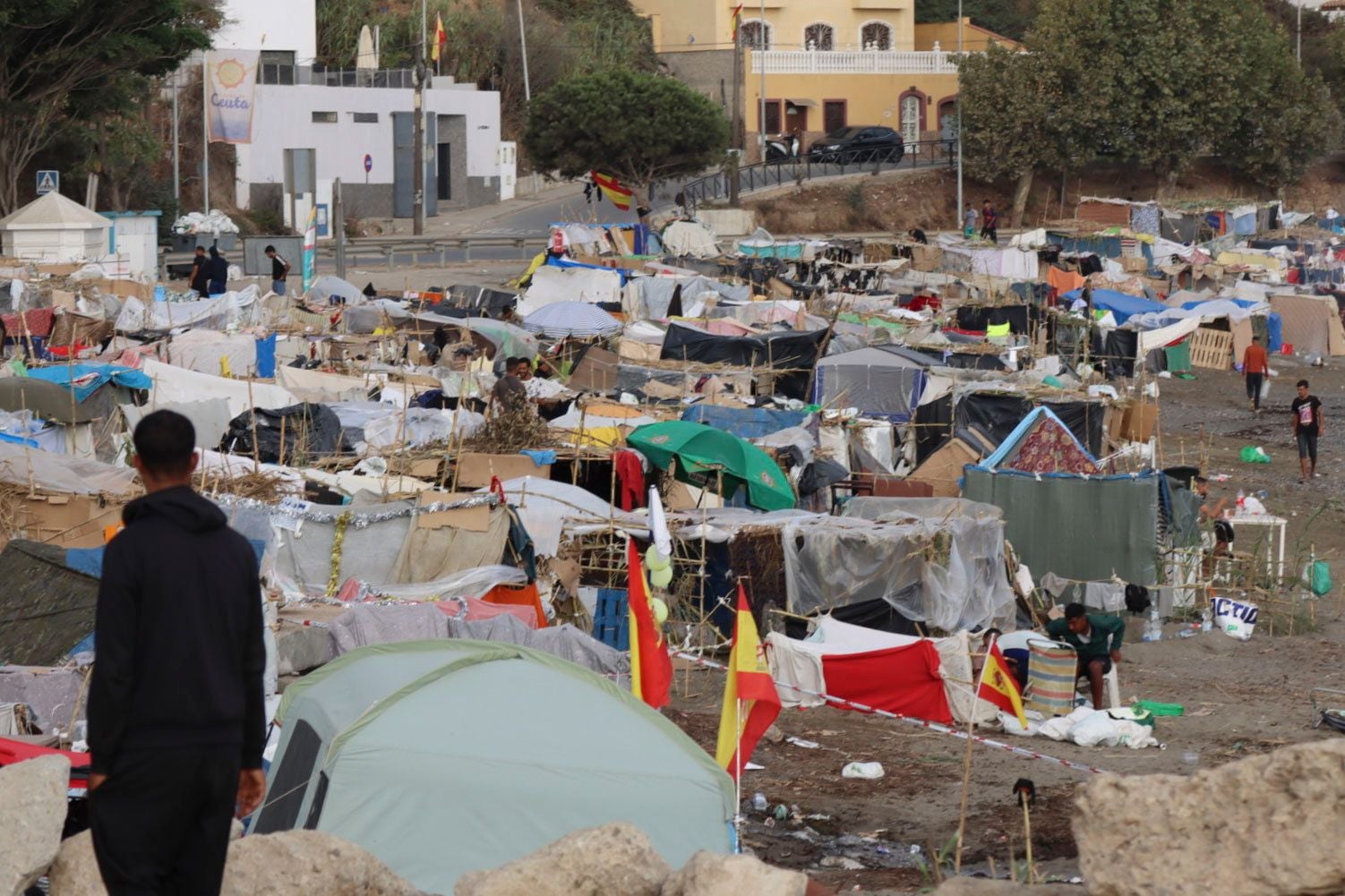 Provisorische Zelte und Unterkünfte von Migranten am Strand Trampolin in Ceuta, Spanien.