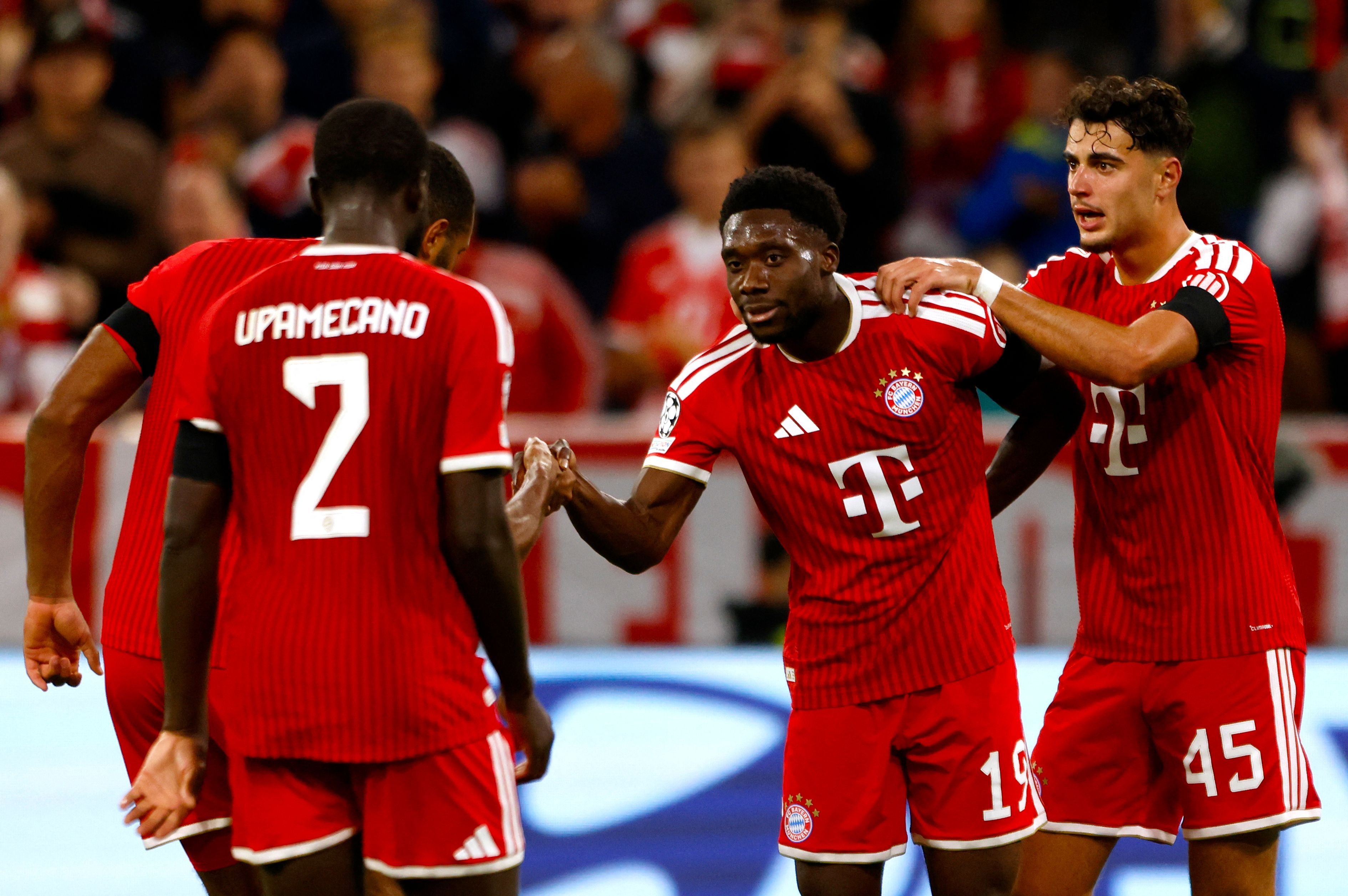 Bayern-Spieler im roten Trikot feiern ein Tor beim Champions-League-Spiel in München.