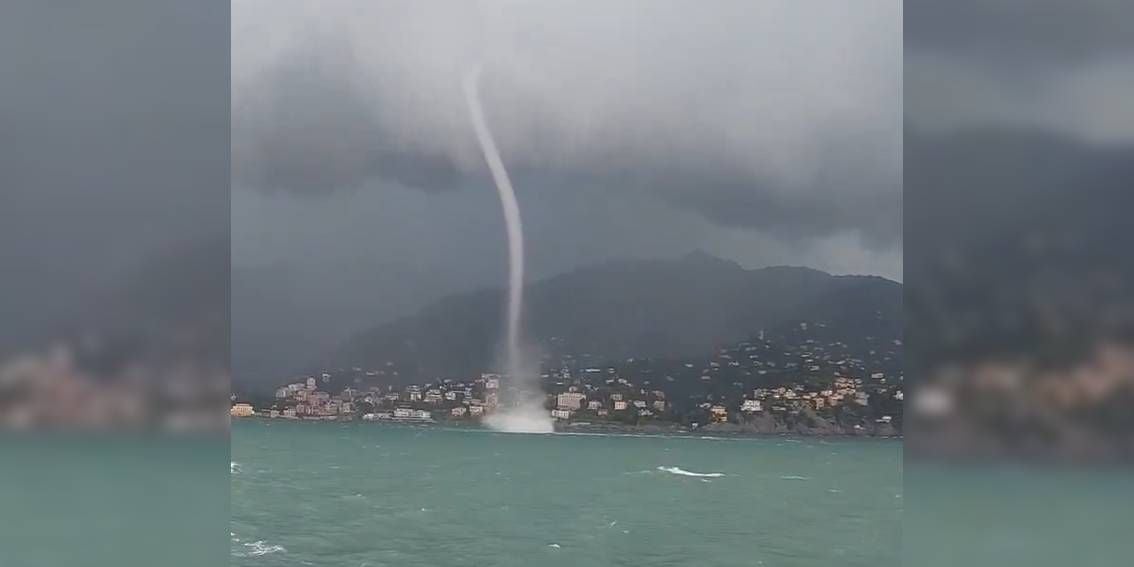 Eine Wasserhose bildet sich über dem Meer vor einer Küste im Golf von Genua.