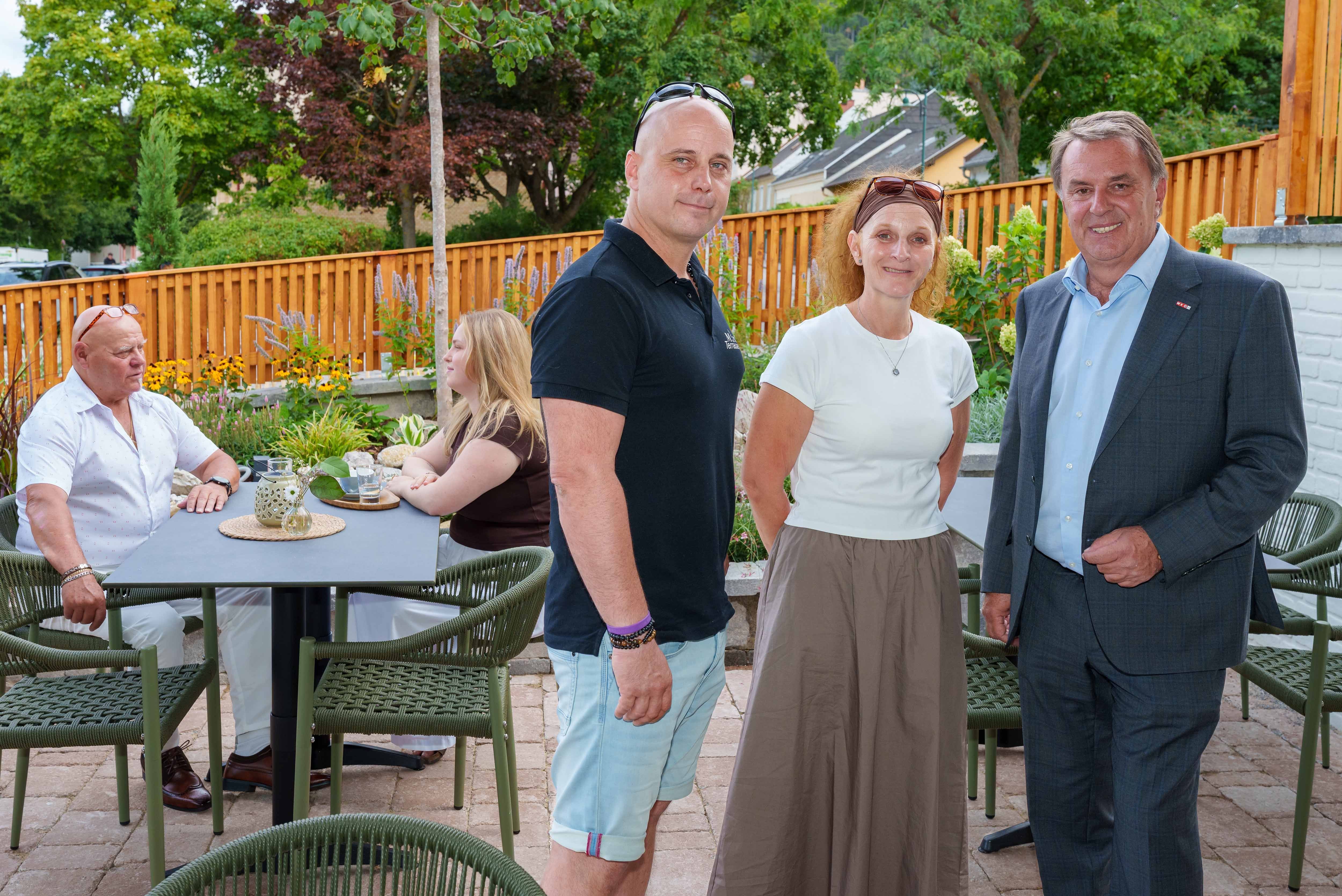 WKNÖ-Präsident Wolfgang Ecker (r.) mit dem Unternehmer-Geschwisterpaar Manuela Plasek und Michael Vyskocil.