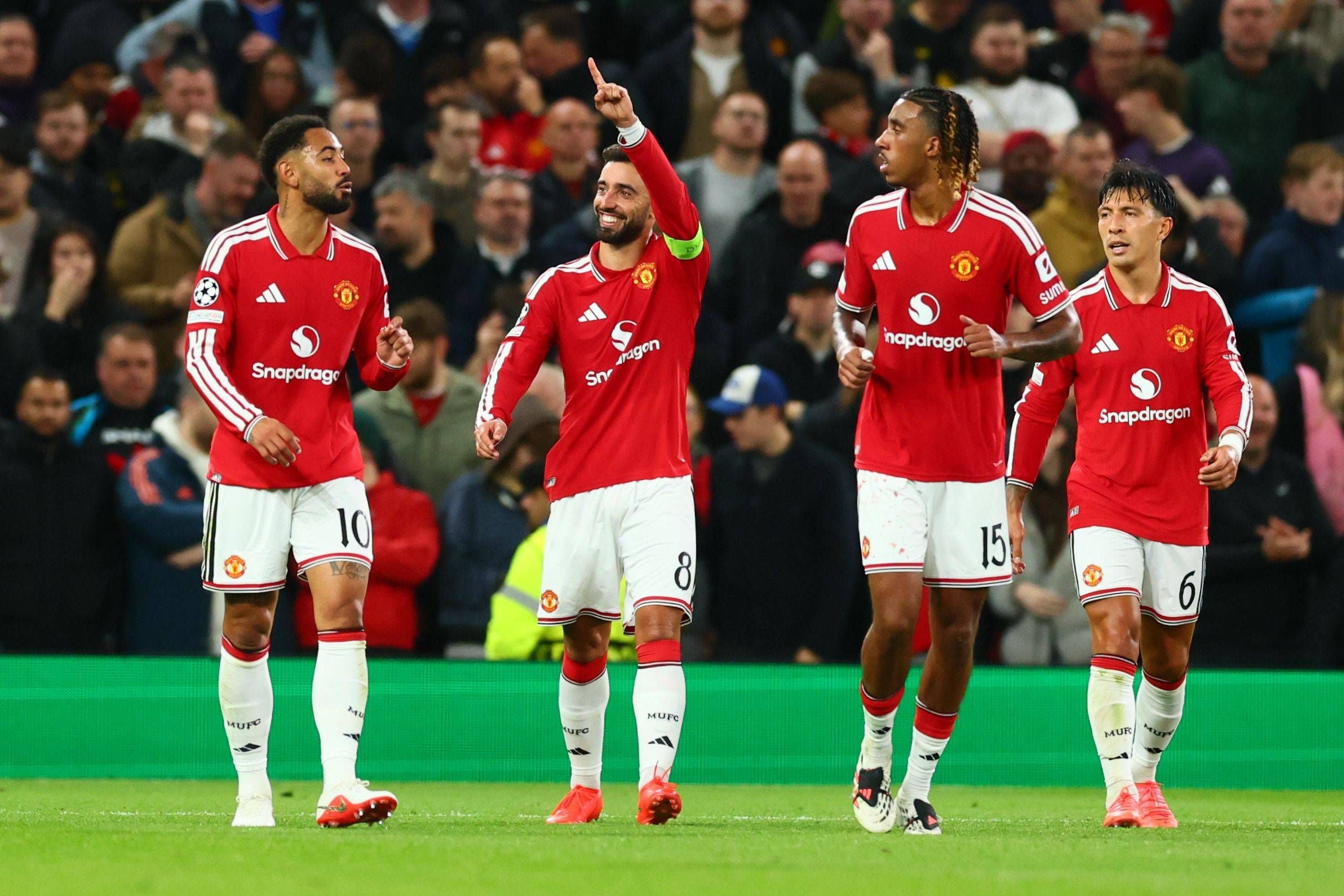 Vier Manchester-United-Spieler feiern ein Tor im Stadion, einer zeigt jubelnd nach oben.