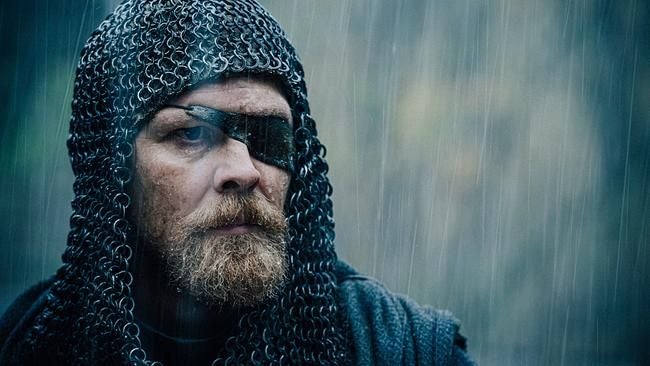 Mann mit Kettenhaube und Augenklappe im Regen, Nahaufnahme.