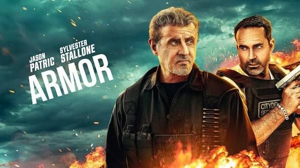 Zwei bewaffnete Männer in Schutzwesten stehen vor brennenden Flammen, Filmtitel „Armor“.