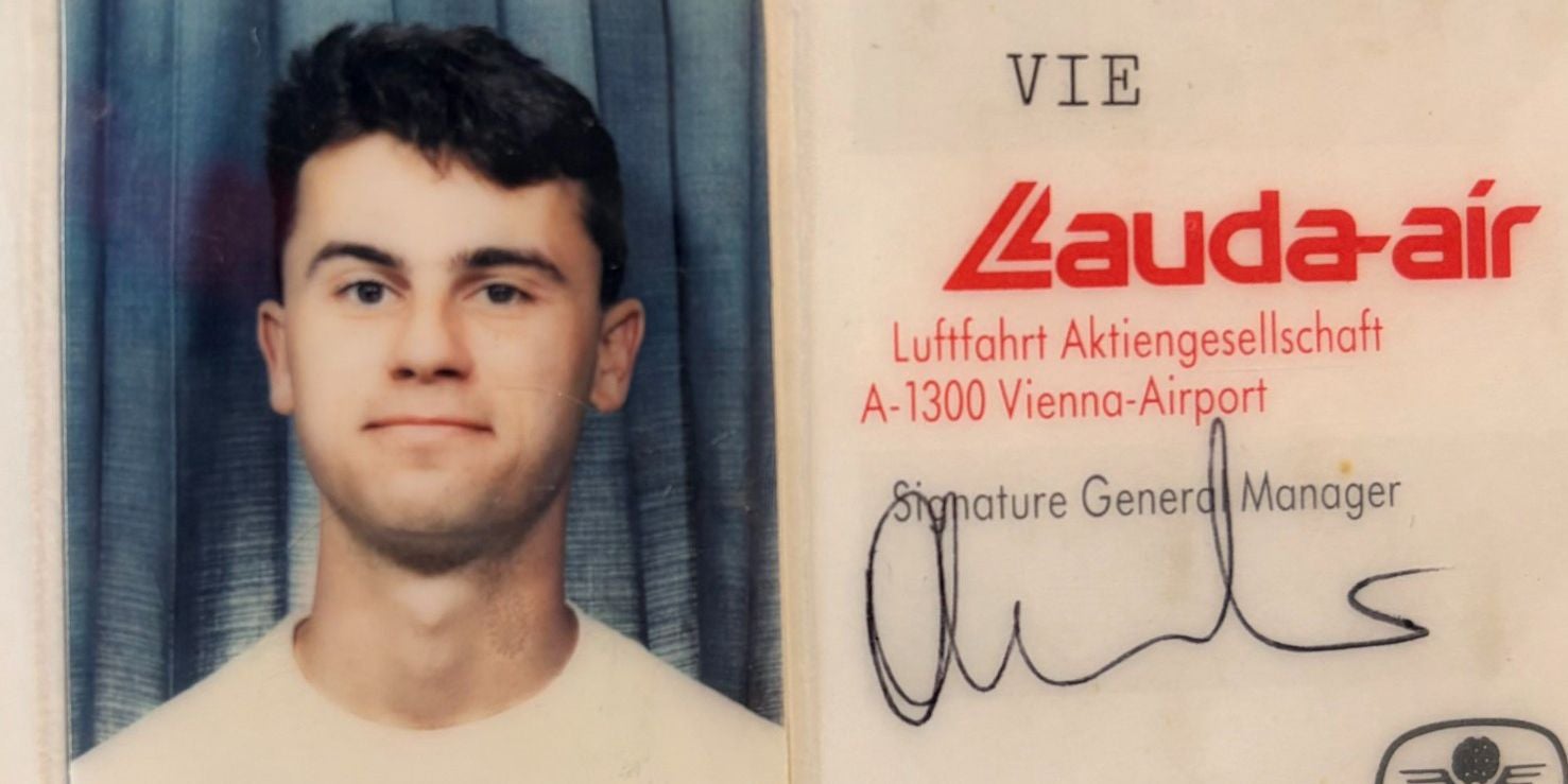 Alter Ausweis mit Foto eines jungen Mannes und Lauda Air-Logo sowie Unterschrift.