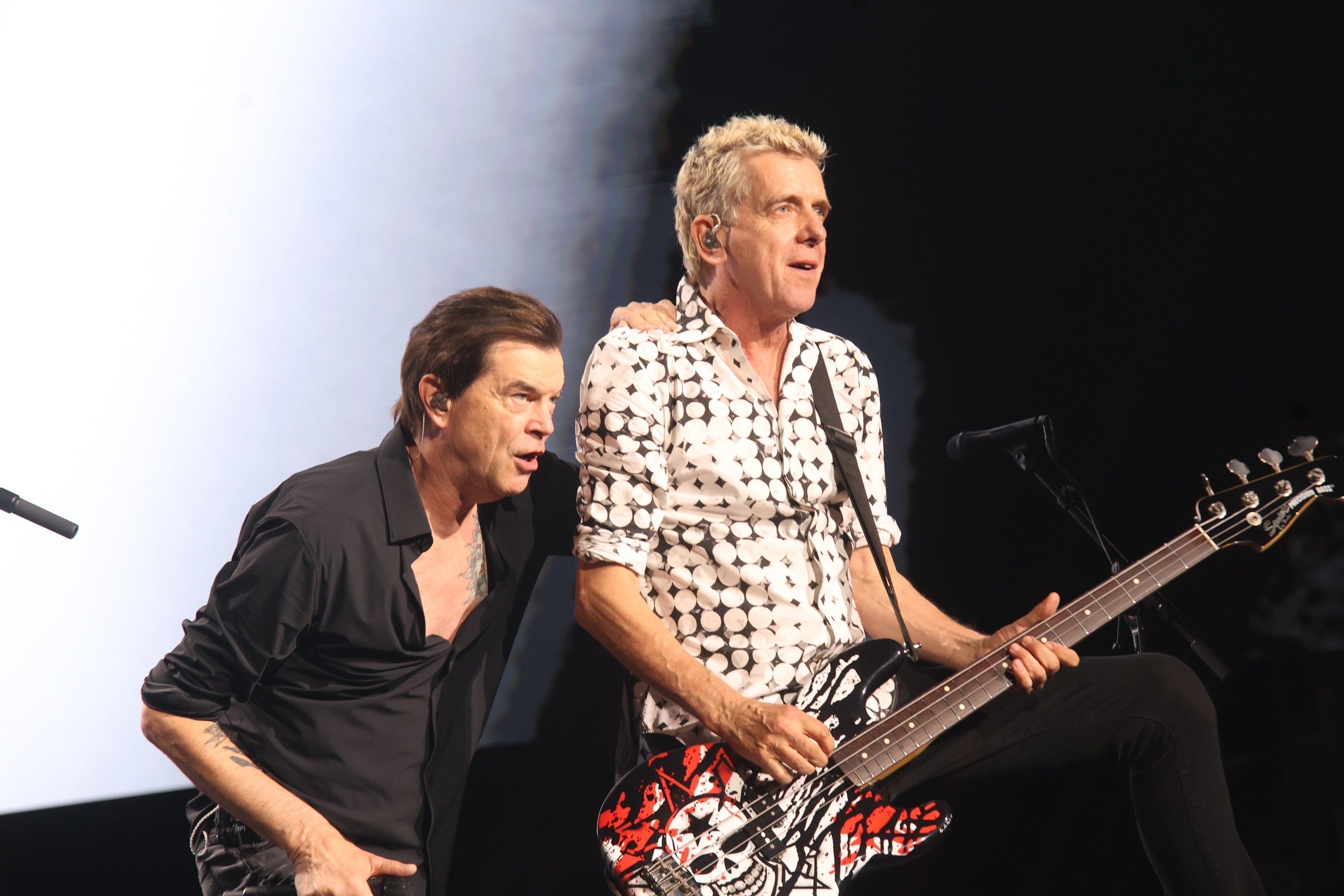Zwei Musiker von Die Toten Hosen treten im Wiener Ernst-Happel-Stadion live auf.