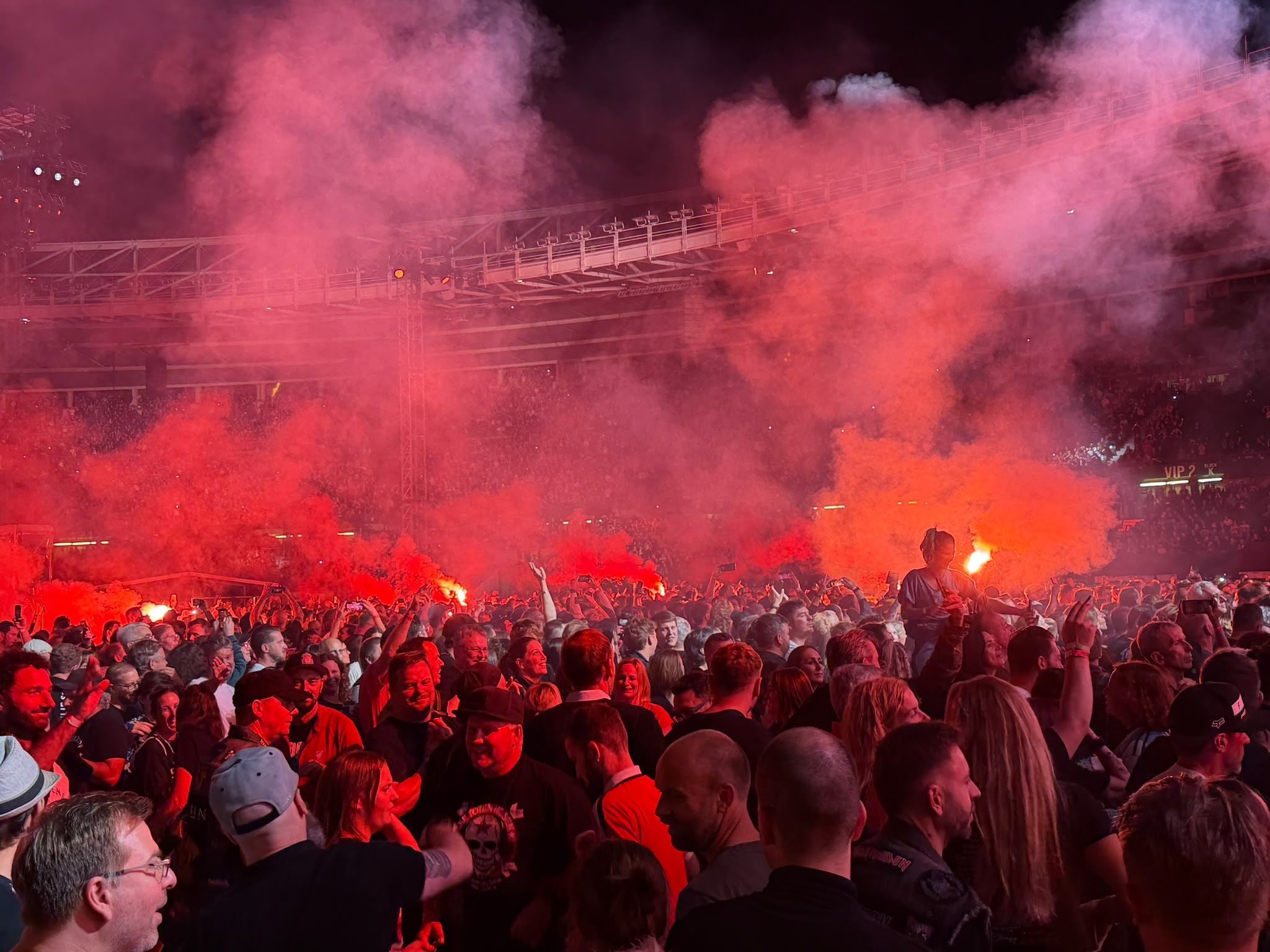 Große Menschenmenge bei einem „Die Toten Hosen“-Konzert mit rotem Bengalo-Rauch im Stadion.