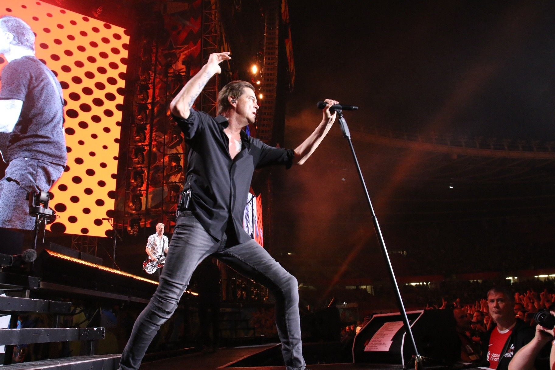Ein Sänger performt auf der Bühne beim "Die Toten Hosen"-Konzert im Ernst-Happel-Stadion.