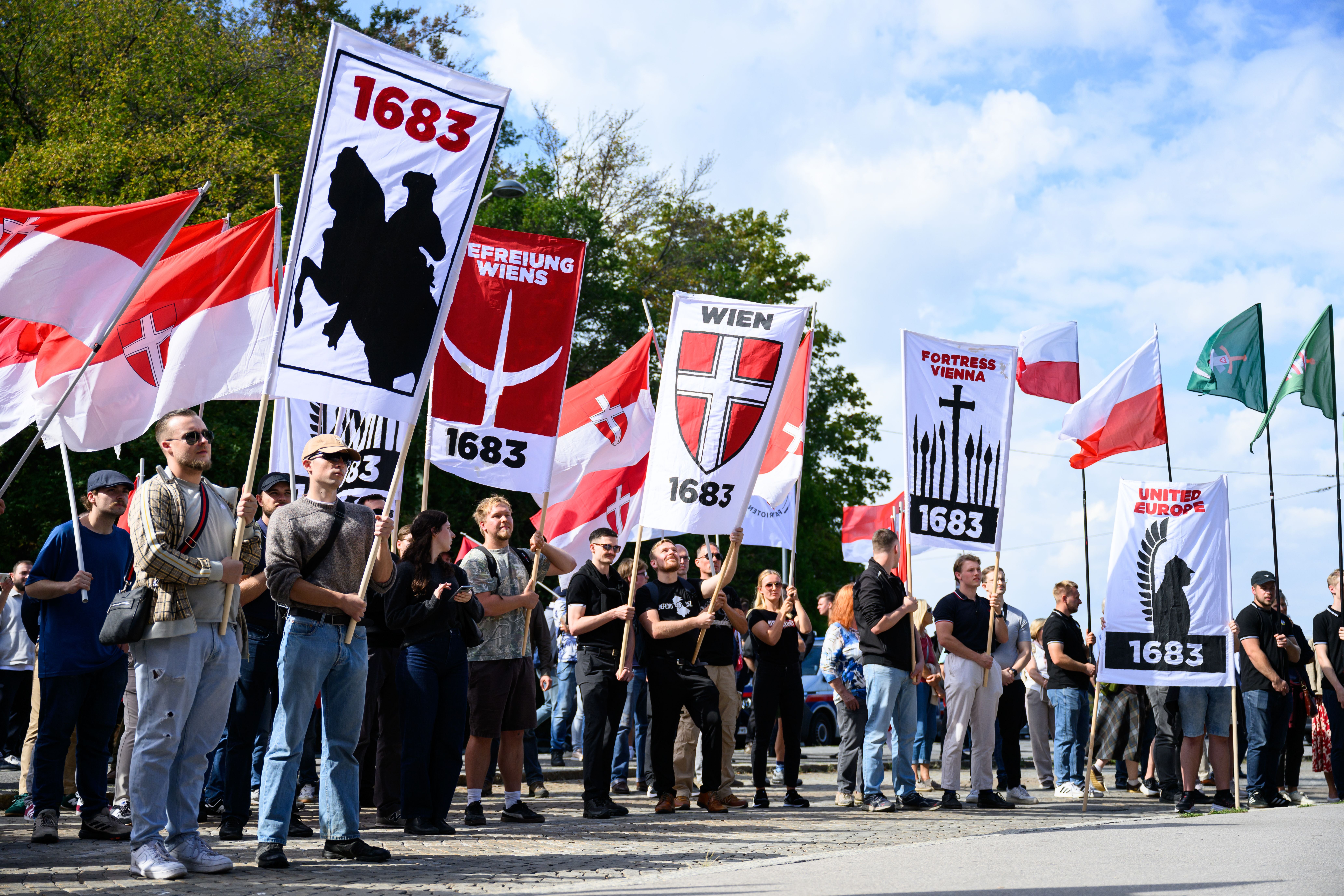 Teilnehmer mit Banner am Samstag im Rahmen einer Versammlung der rechtsextremen Identitären am Kahlenberg in Wien.