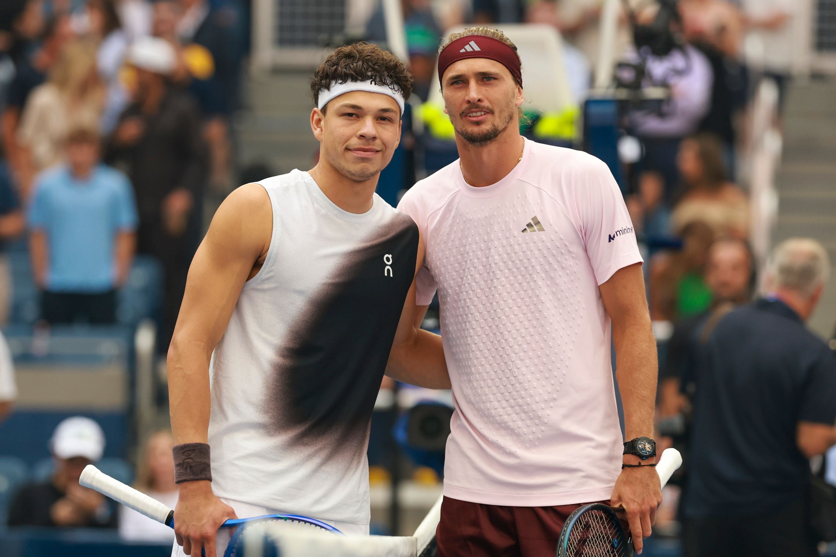 Zwei Tennisspieler posieren vor dem Match am Netz bei den US Open 2026 in New York.