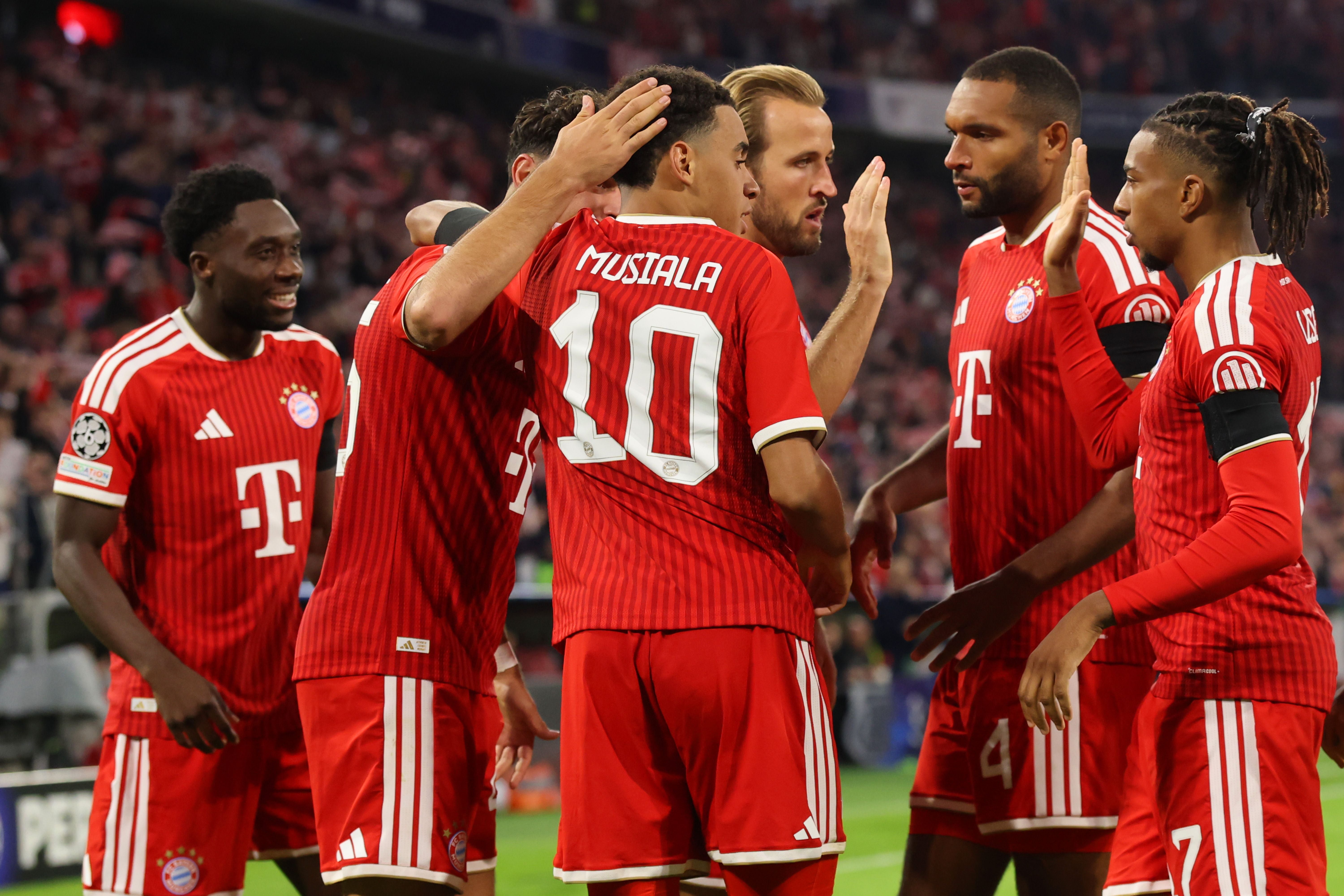 Bayern-Spieler jubeln gemeinsam nach einem Tor im Champions-League-Spiel in München.