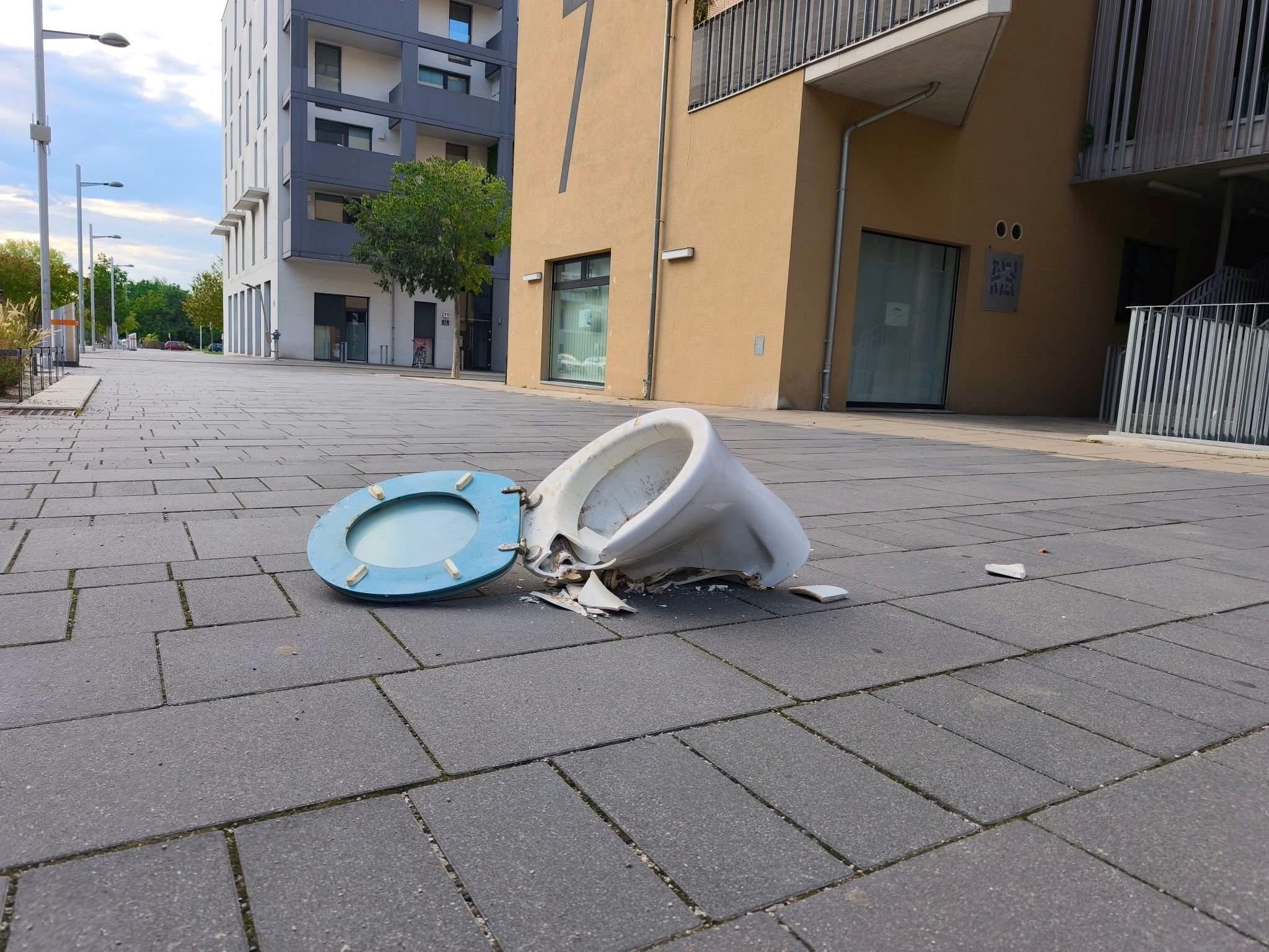 Das kaputte Häusl am Gehsteig.
