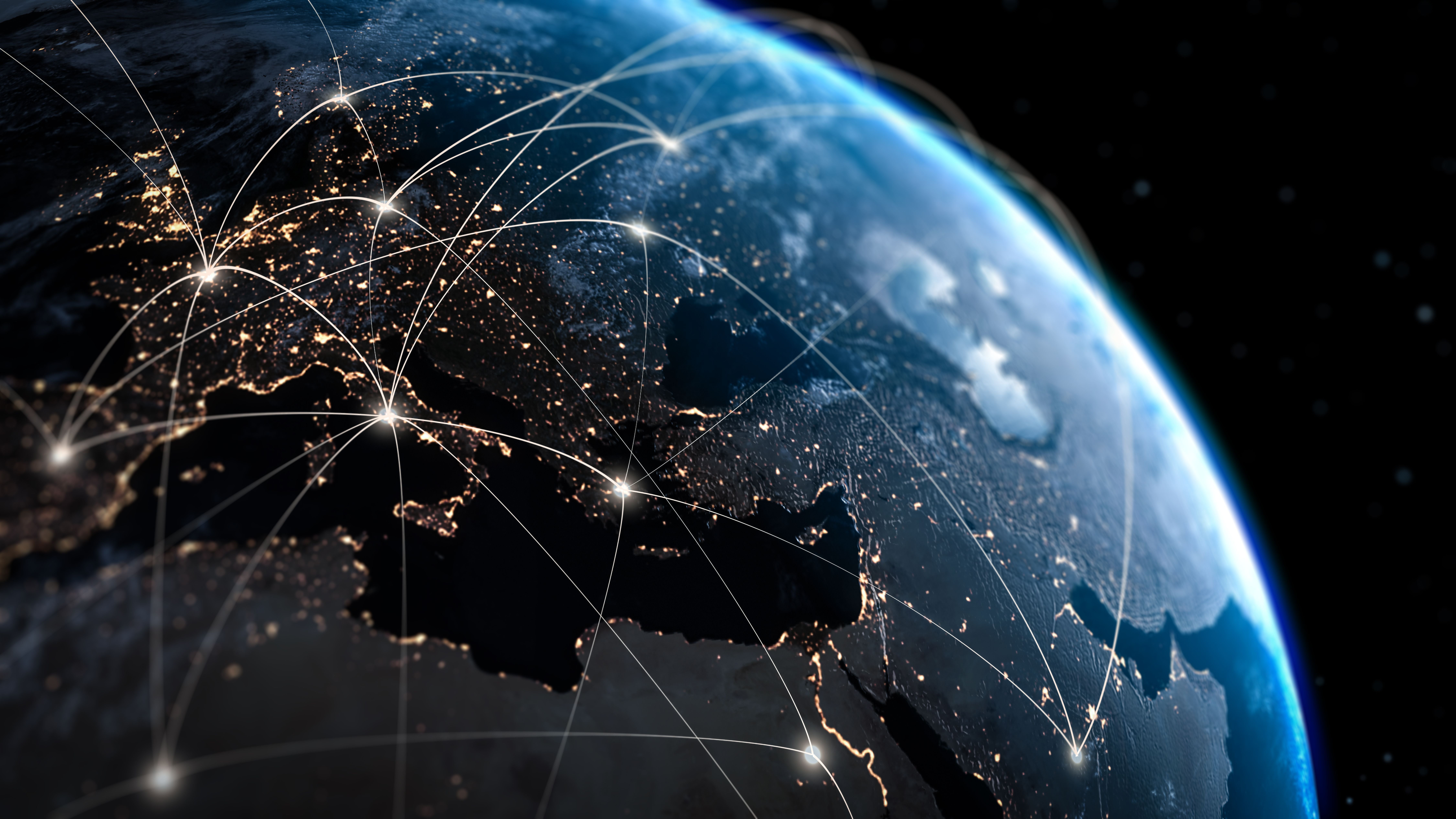 Verbindungslinien über Europa auf einer nächtlichen Satellitenansicht der Erde symbolisieren ein globales Netzwerk.