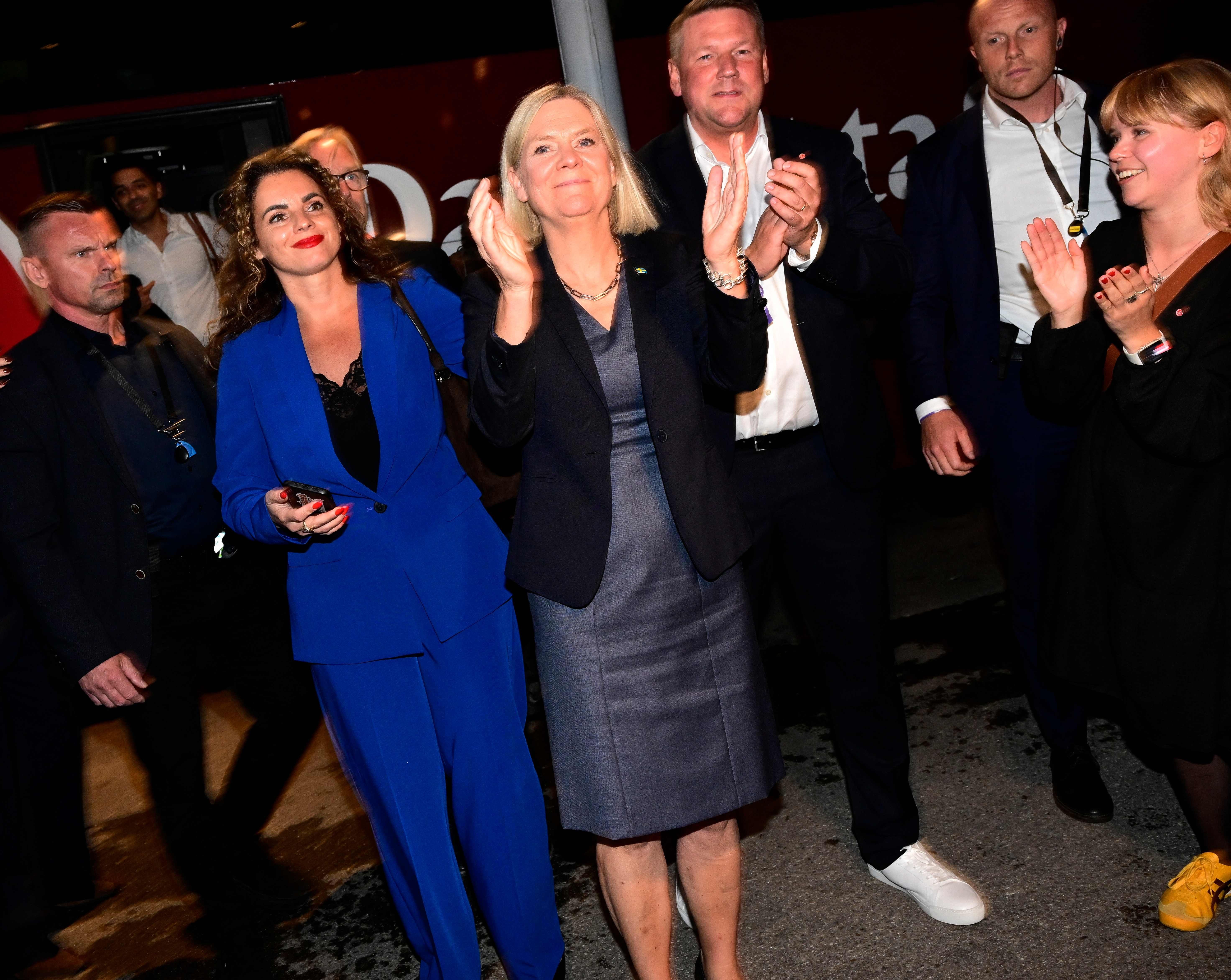 Magdalena Andersson und andere Menschen klatschen auf einer Veranstaltung in Stockholm.