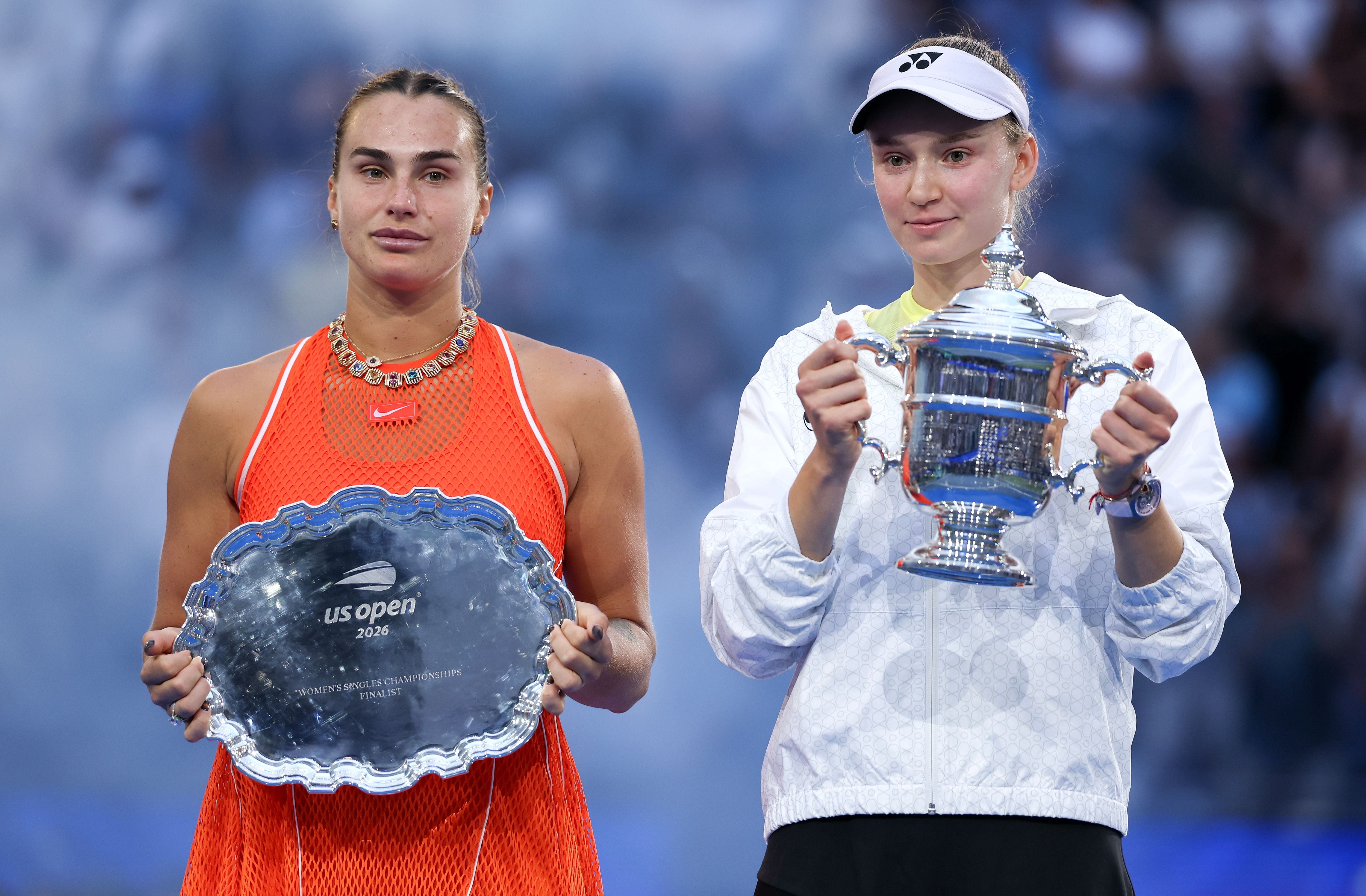 Zwei Tennisspielerinnen posieren bei der US-Open-Siegerehrung mit Siegerpokal und Finalistinnen-Teller.