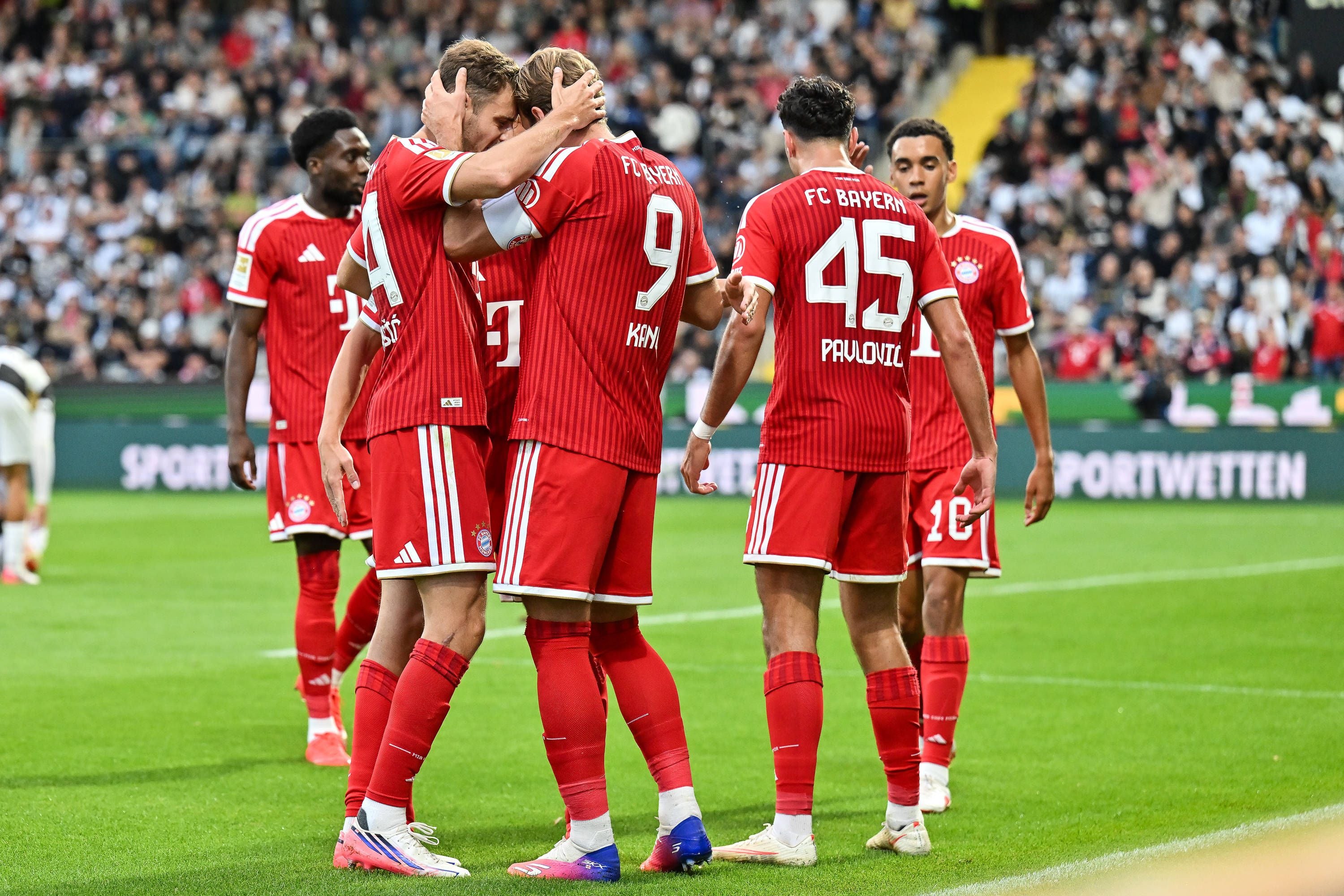 Spieler des FC Bayern München jubeln gemeinsam nach einem Tor im Bundesliga-Spiel gegen Elversberg.