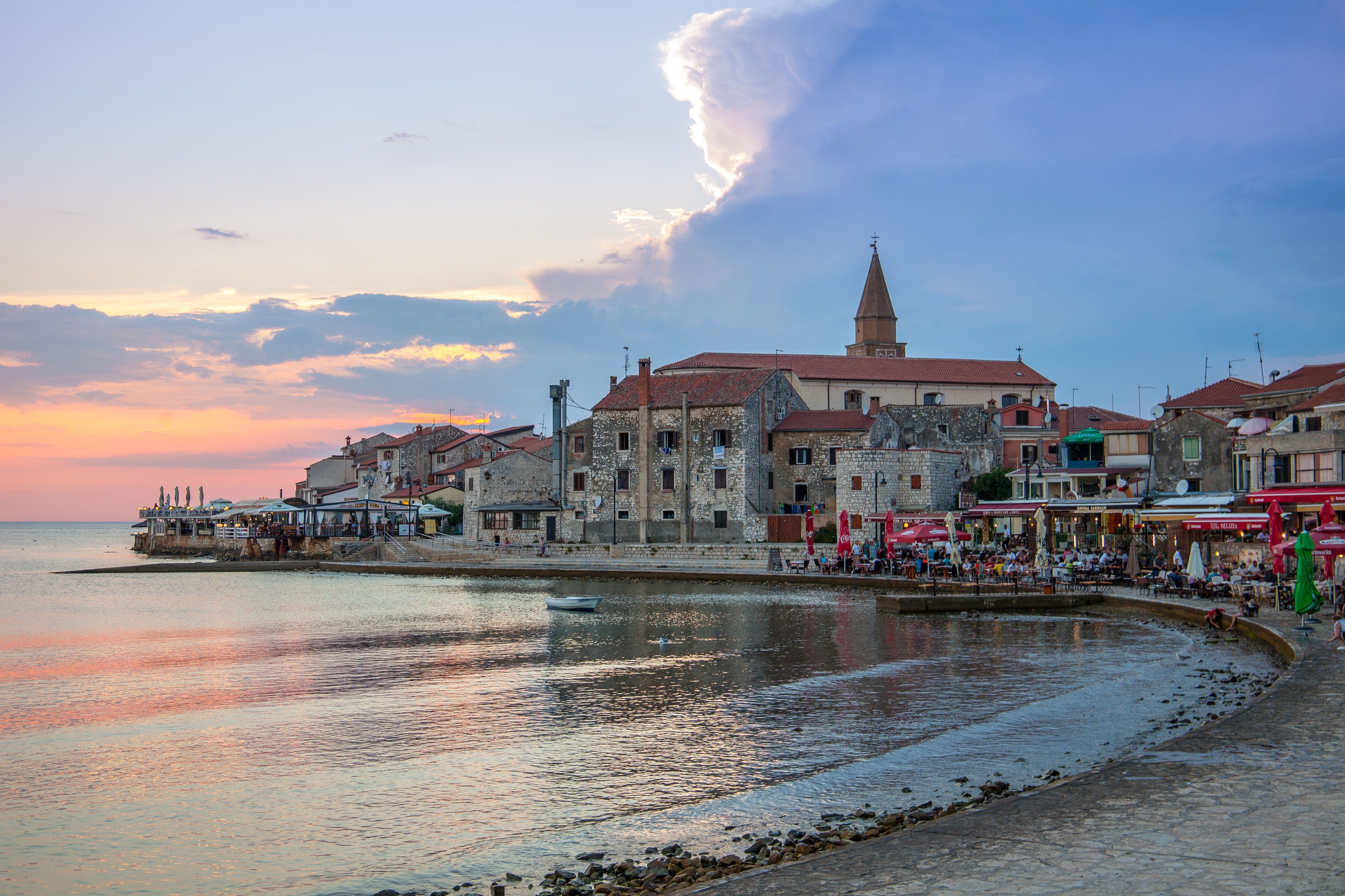 Panoramablick auf die Küstenstadt Umag in Istrien, Kroatien, bei Sonnenuntergang.