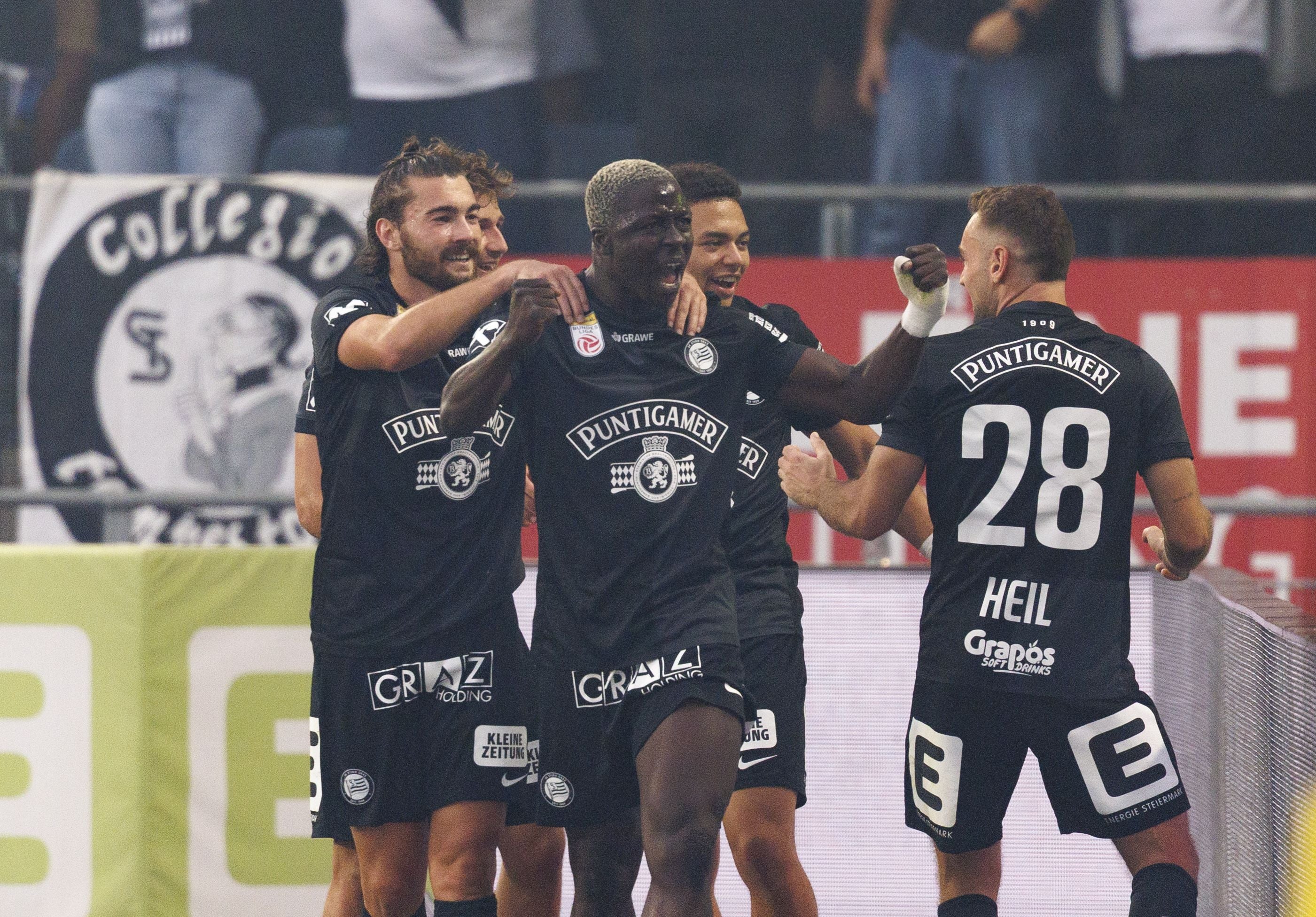 ABD0108_20260913 - GRAZ - ÖSTERREICH: von links Gizo Mamageishvili (Sturm Graz), Oumar Diakite (Sturm Graz) und Jürgen Heil (Sturm Graz) nach dem 2:1 während der Admiral Bundesliga- Begegnung / 6. Runde zwischen SK Puntigamer Sturm Graz und LASK am Sonntag, 13. September 2026, im Stadion Graz-Liebenau in Graz. - FOTO: APA/ERWIN SCHERIAU