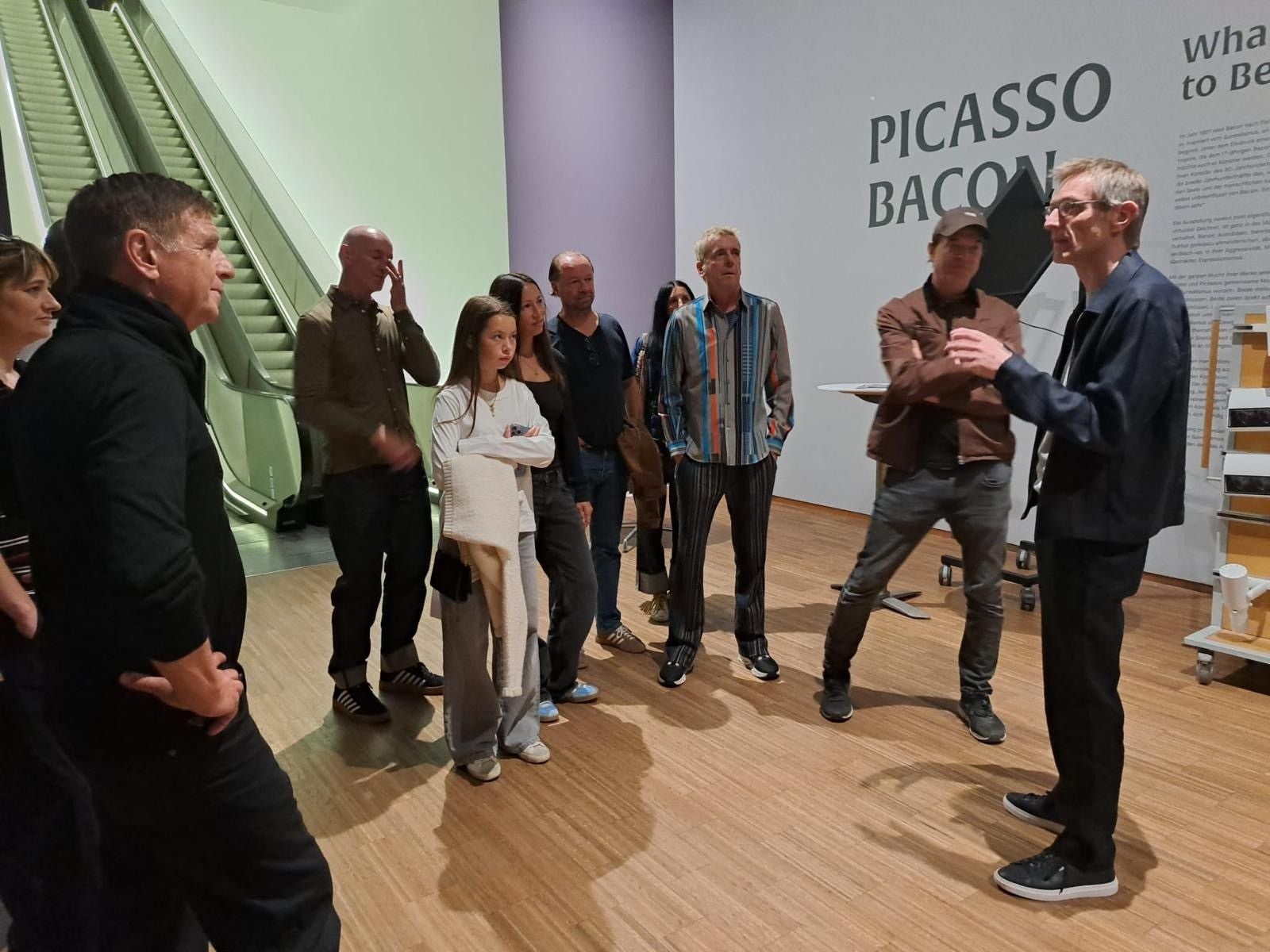 Gruppe Menschen hört einem Vortragenden im Museum Albertina vor einer Picasso Bacon-Ausstellung zu.