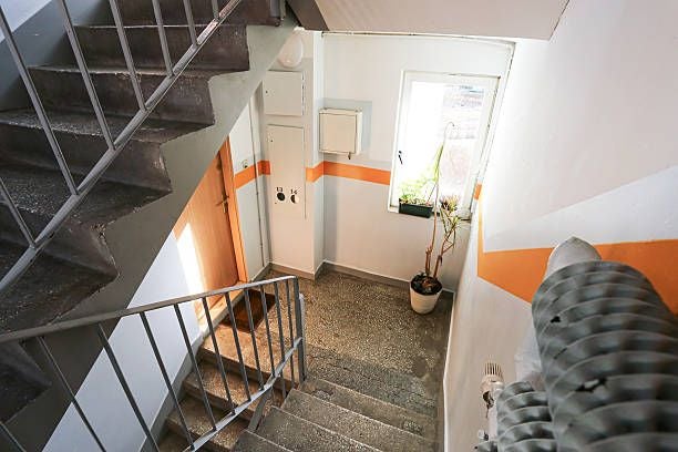 Die Nachbarn waren im Gang aufeinandergestoßen.