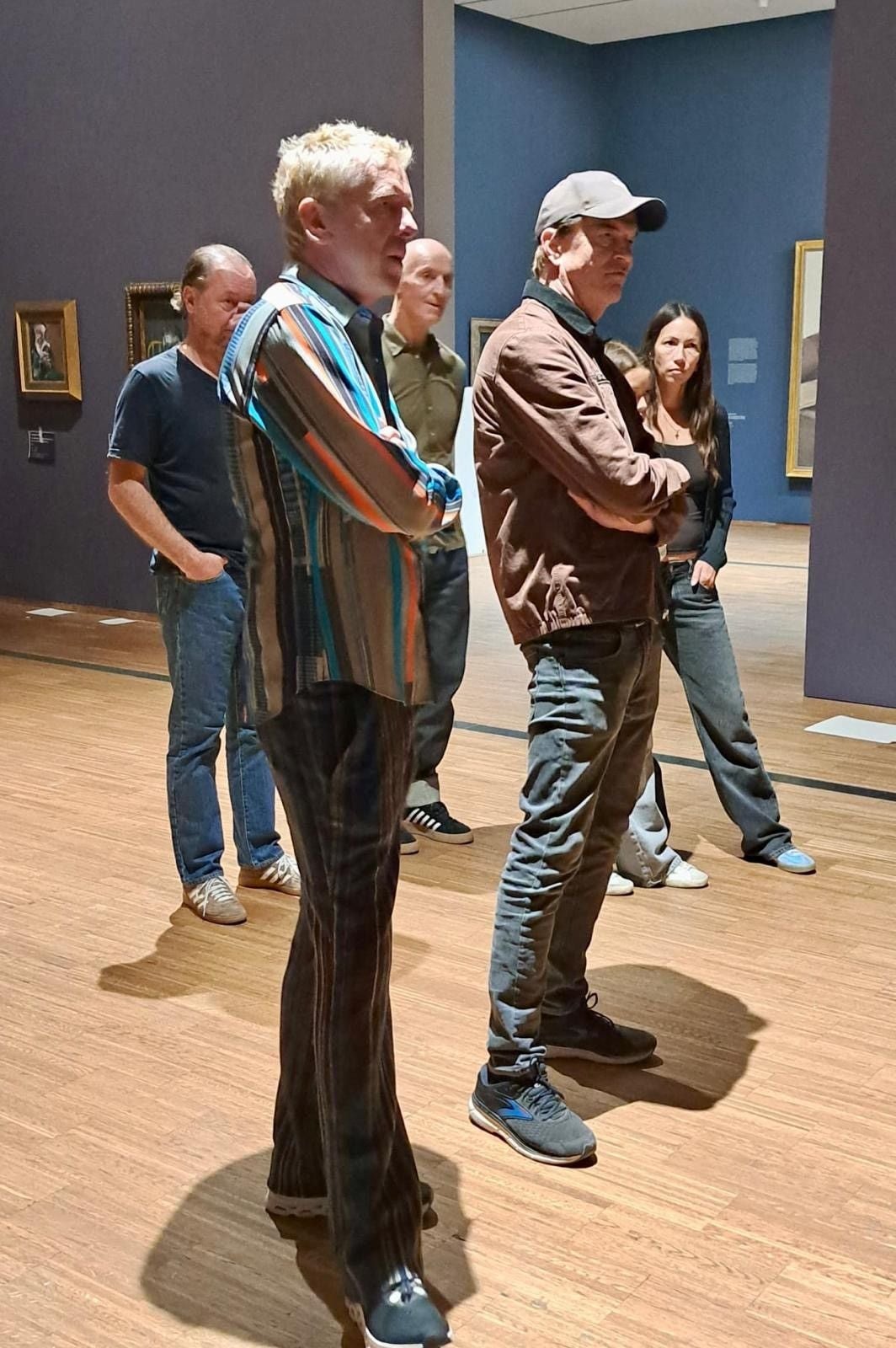 Fünf Personen stehen aufmerksam in einem Museumsraum der Albertina und betrachten Kunstwerke.