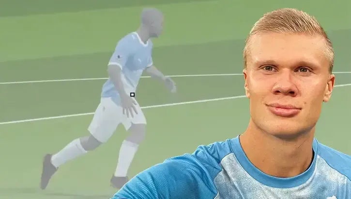 Erling Haaland blickt lächelnd nach vorne, während im Hintergrund eine 3D-Animationsgrafik der VAR-Abseitsentscheidung zu sehen ist.