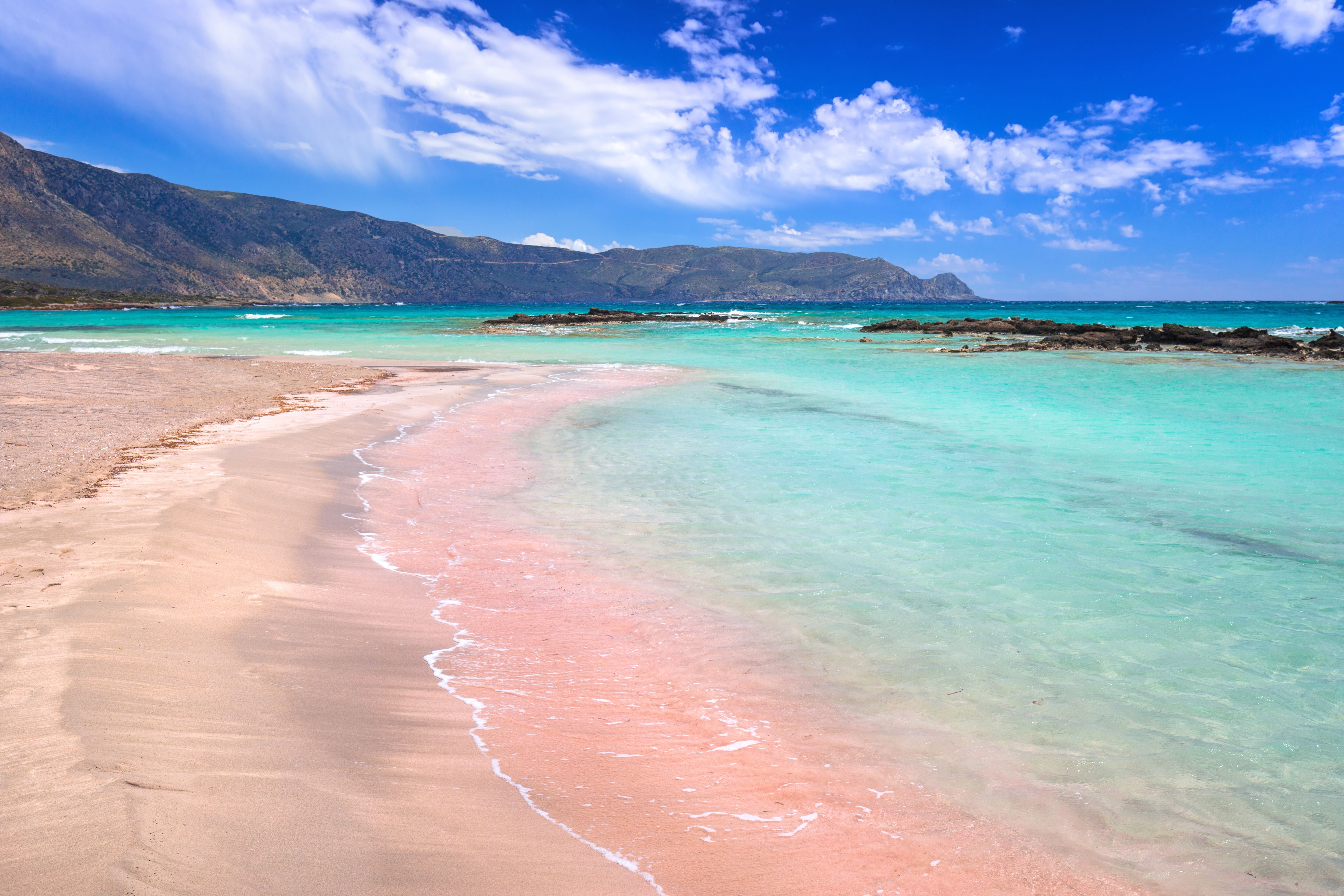 Strand mit rosa Sand und türkisblauem Wasser in Elafonissi auf Kreta, Griechenland.