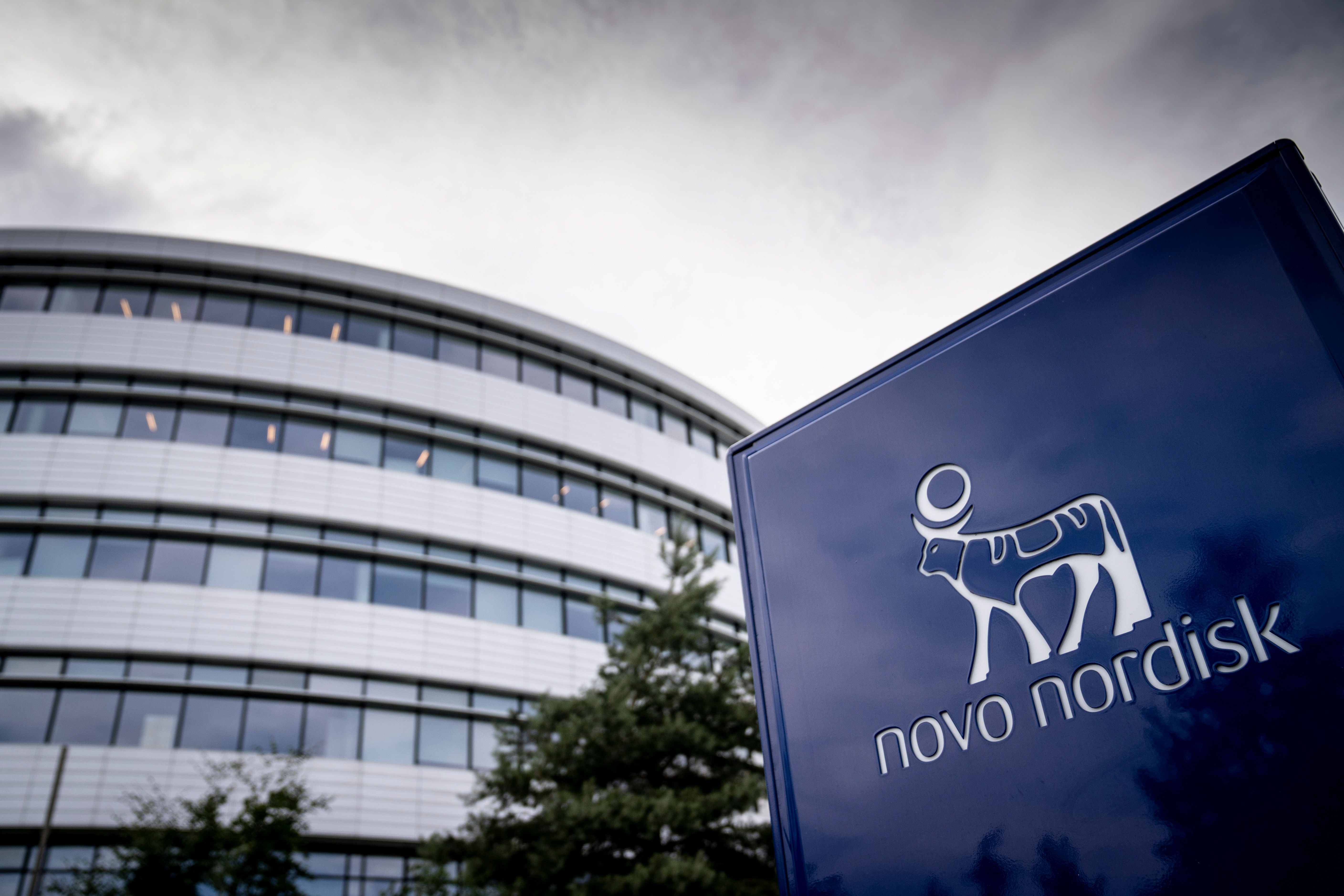 Das Hauptquartier von Novo Nordisk mit dem Firmenlogo auf einem blauen Schild vorne.