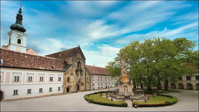 Das prächtige und einmalige Stift Heiligenkreuz im Wienerwald.