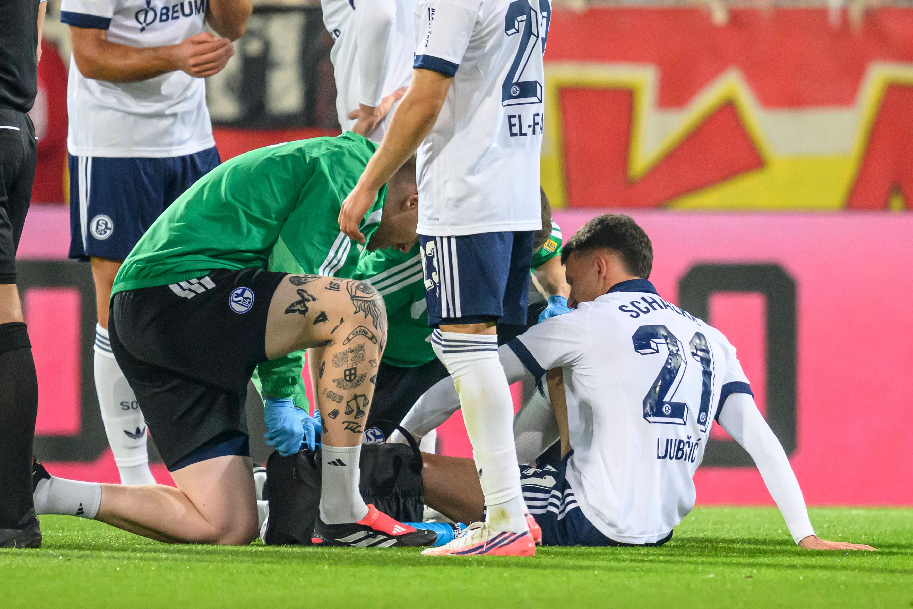 im Bild v.l.: Dejan Ljubicic 21, FC S04, verletzt am Boden, muss behandelt werden, GER, Berlin, Fussball, 1. FC Union Berlin vs FC Schalke 04, in der Alten Försterei, 11.09.2026, DFB/DFL REGULATIONS PROHIBIT ANY USE OF PHOTOGRAPHS AS IMAGE SEQUENCES AND/OR QUASI-VIDEO, *** In the photo, from left: Dejan Ljubicic, 21, FC S04, injured on the ground, requires medical attention GER, Berlin, soccer, 1. FC Union Berlin vs. FC Schalke 04, at the Alte Försterei, September 11, 2026, DFB and DFL regulations prohibit any use of photographs as image sequences and/or quasi-video, Copyright: HMBxMedia/UwexKoch