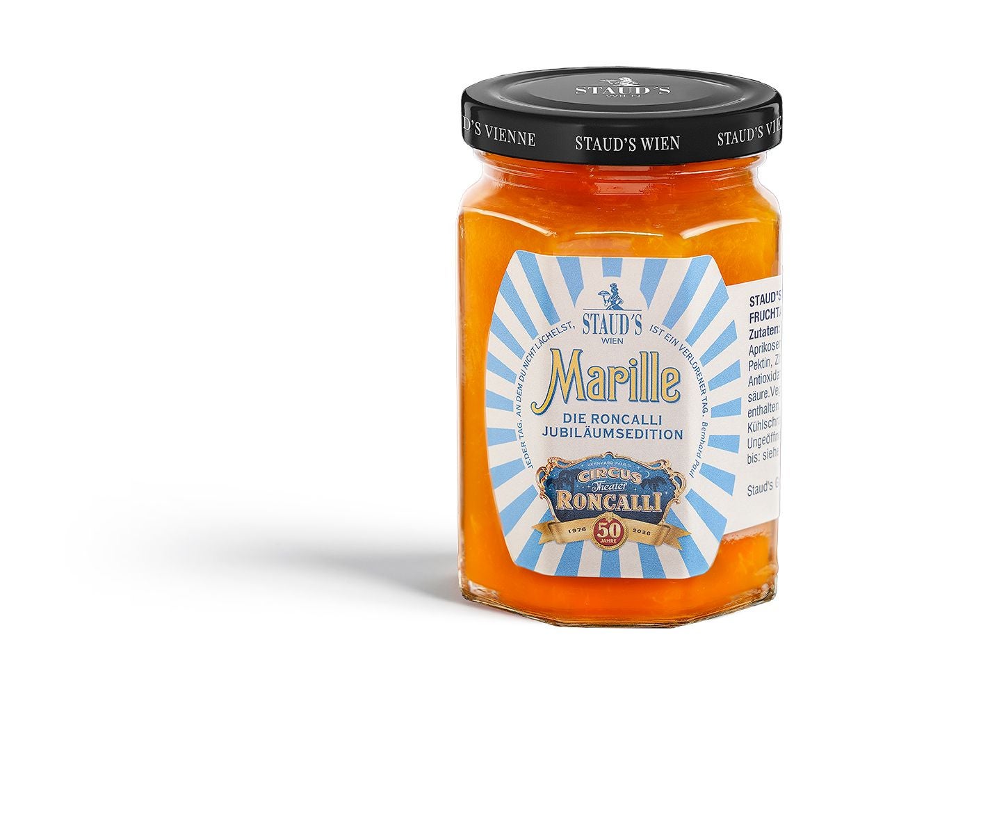 Ein Glas Staud's Marillenmarmelade Roncalli Jubiläumsedition auf weißem Hintergrund.