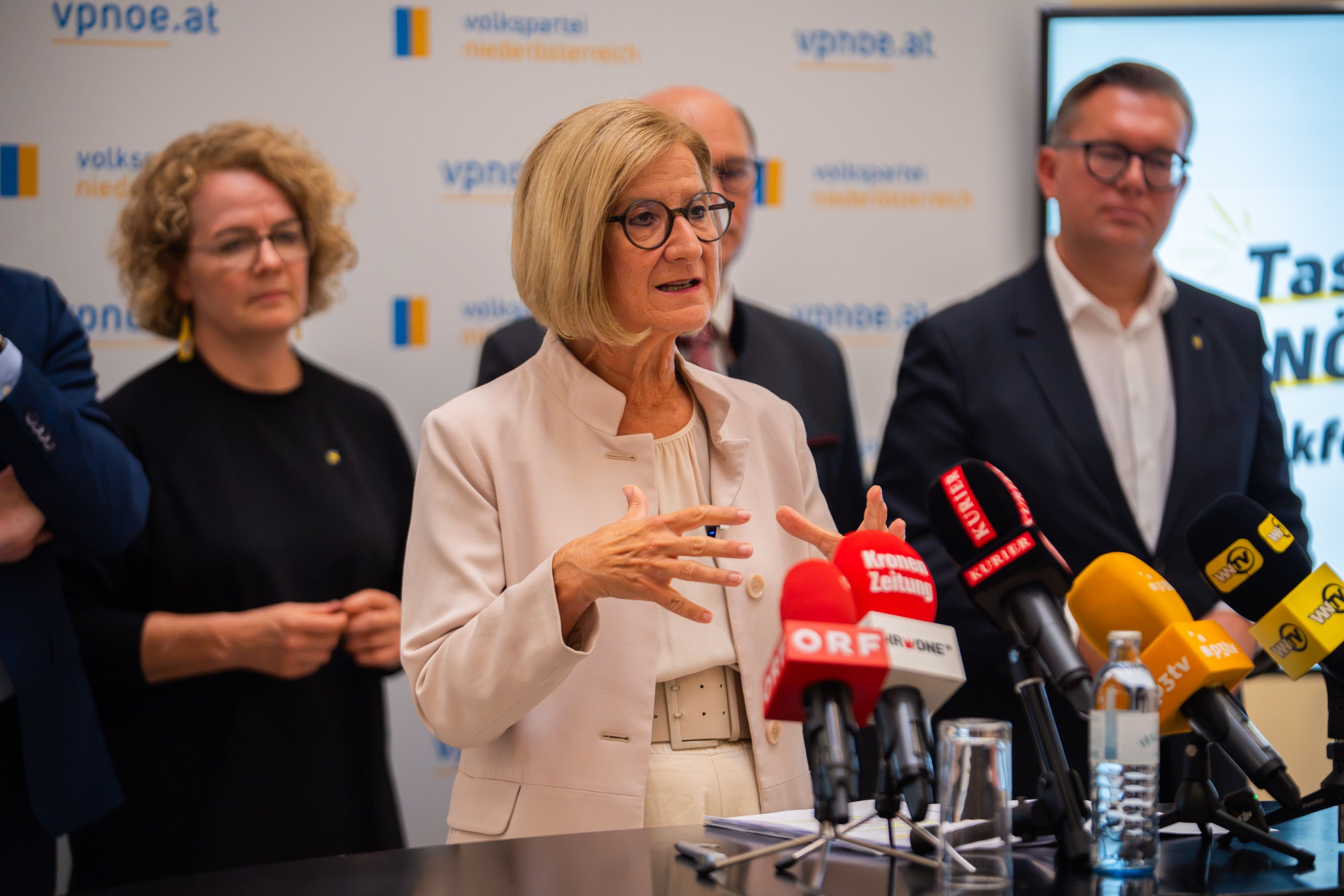 Die Landeshauptfrau präsentiert die Klausurergebnisse.
