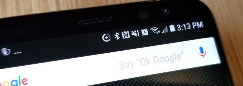 Smartphone zeigt Google-Suchleiste und Statusleiste mit aktiviertem NFC-Symbol.