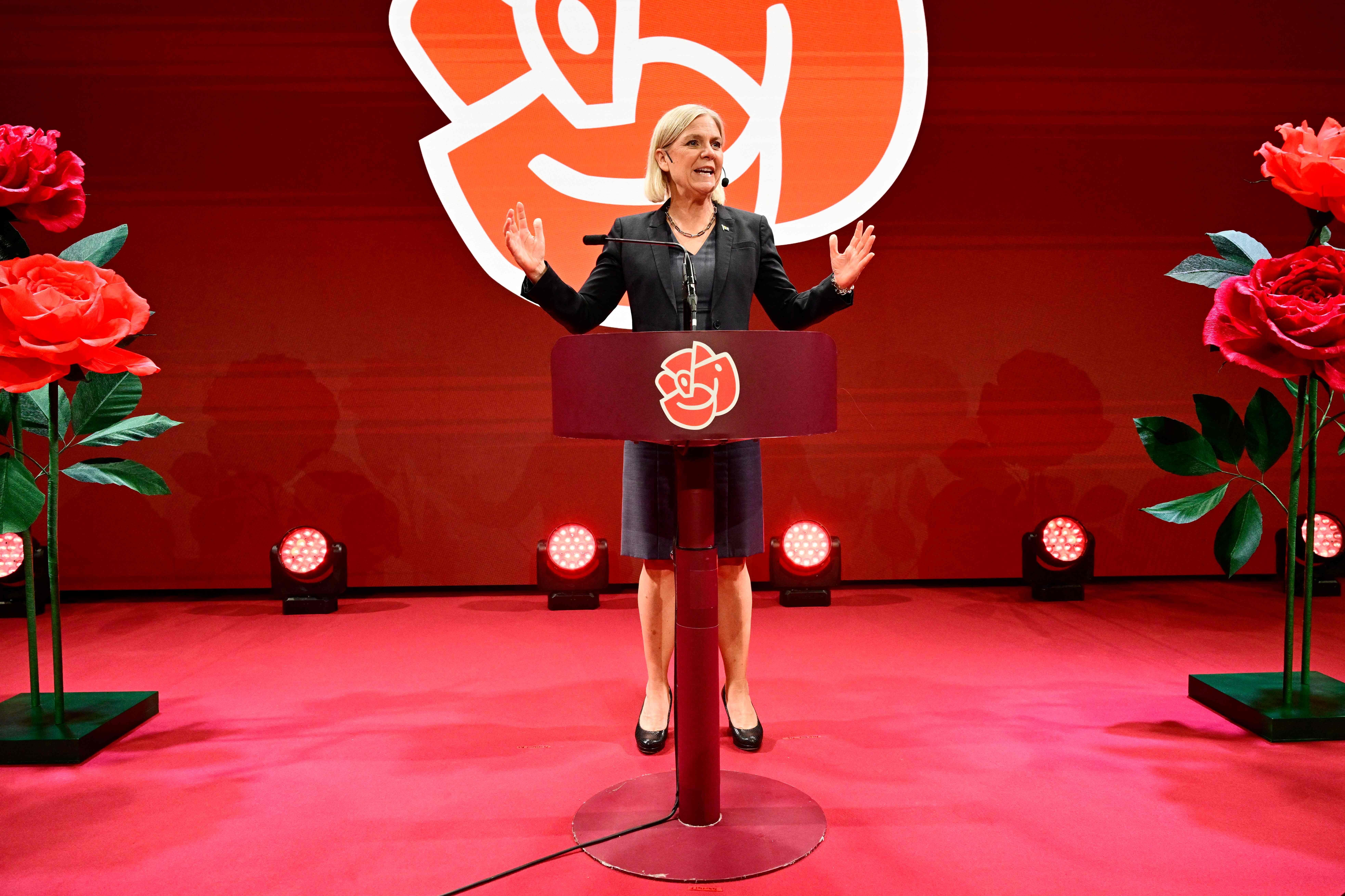 Eine Frau spricht am Rednerpult bei einer Veranstaltung der schwedischen Sozialdemokraten.
