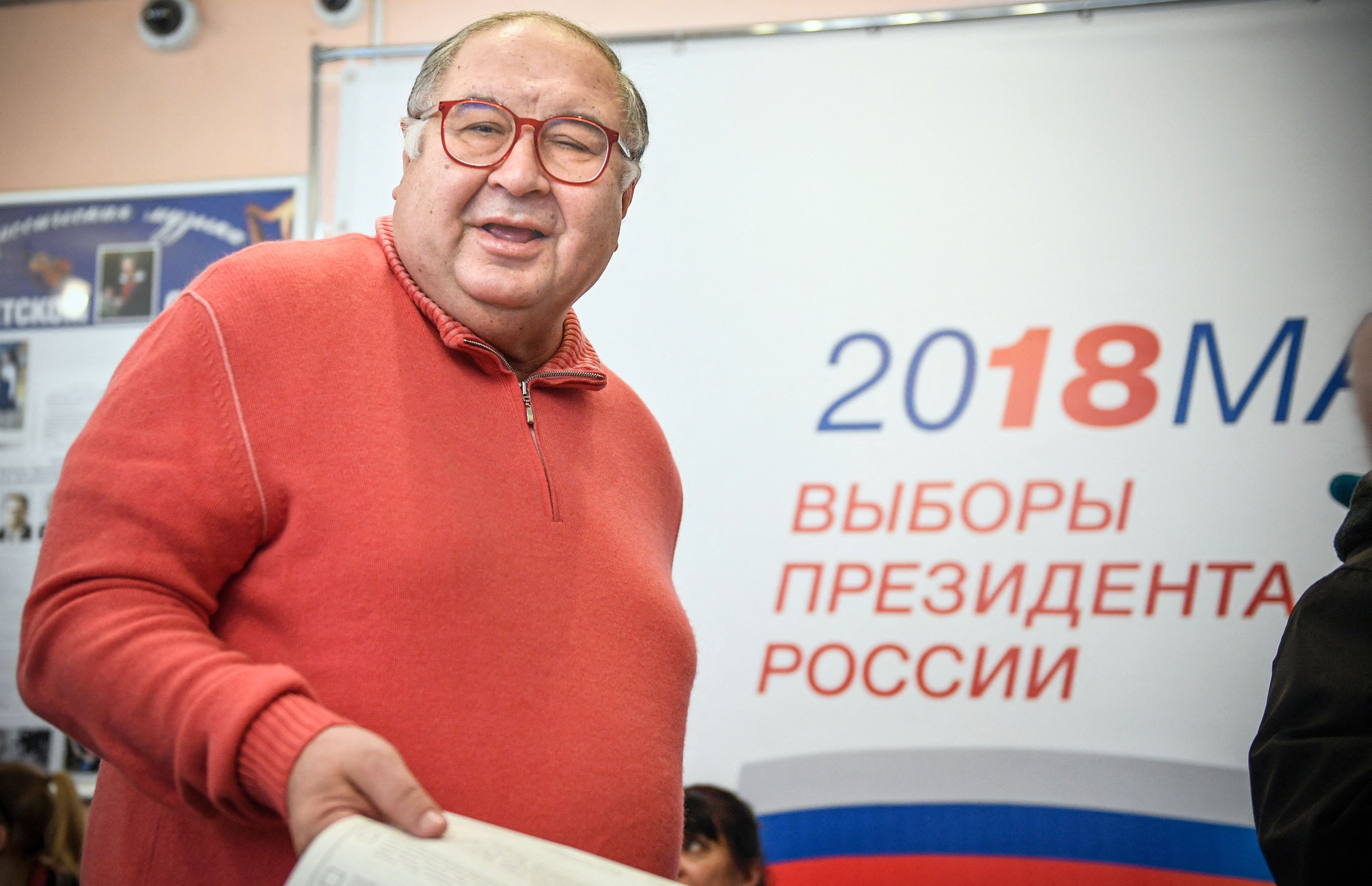 Ein Mann in rotem Pullover wählt bei der russischen Präsidentschaftswahl 2018 in Moskau.