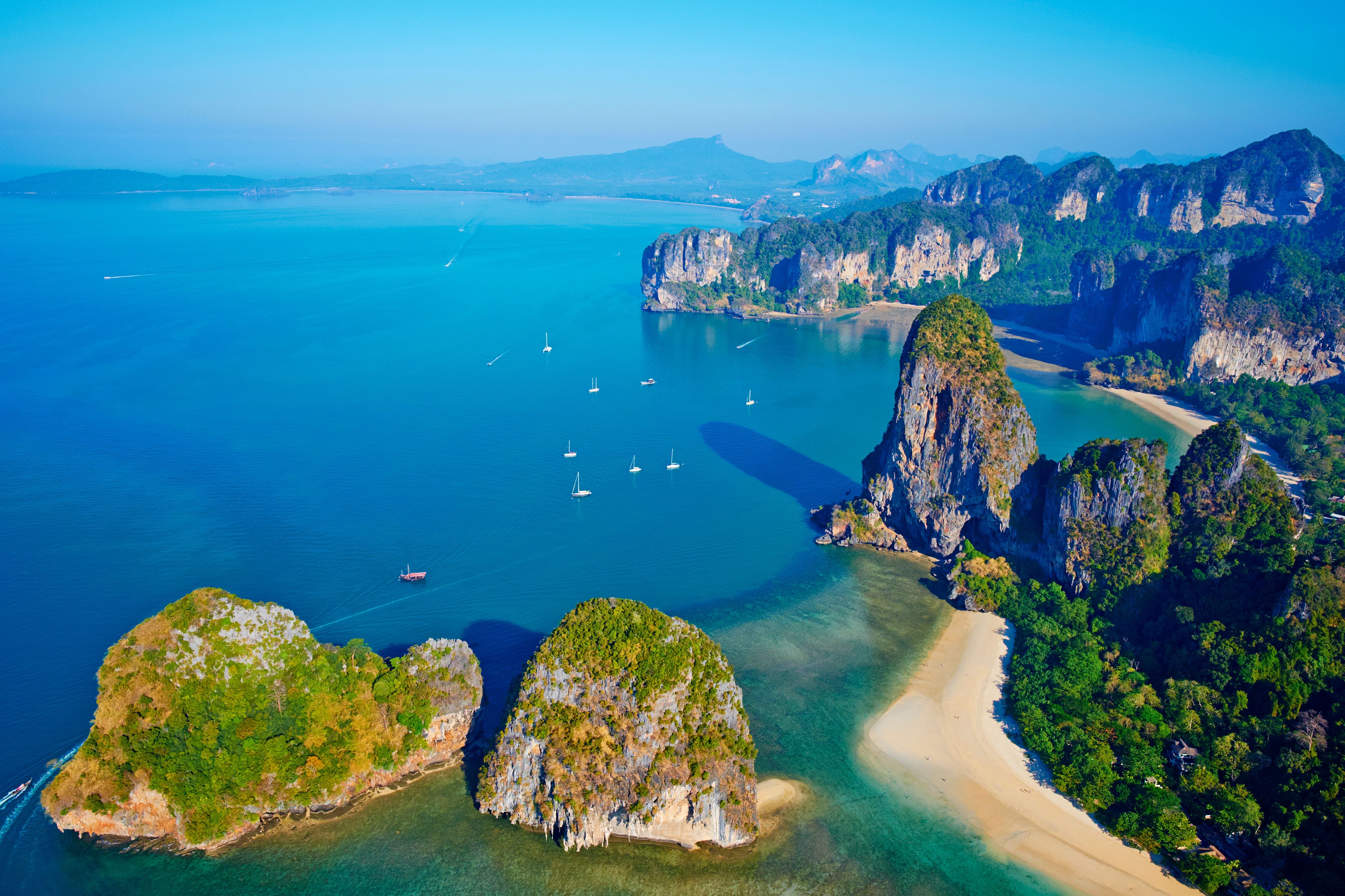 Luftaufnahme von Railay Beach und Hat Tham Phra Nang mit türkisblauem Meer in Krabi, Thailand.