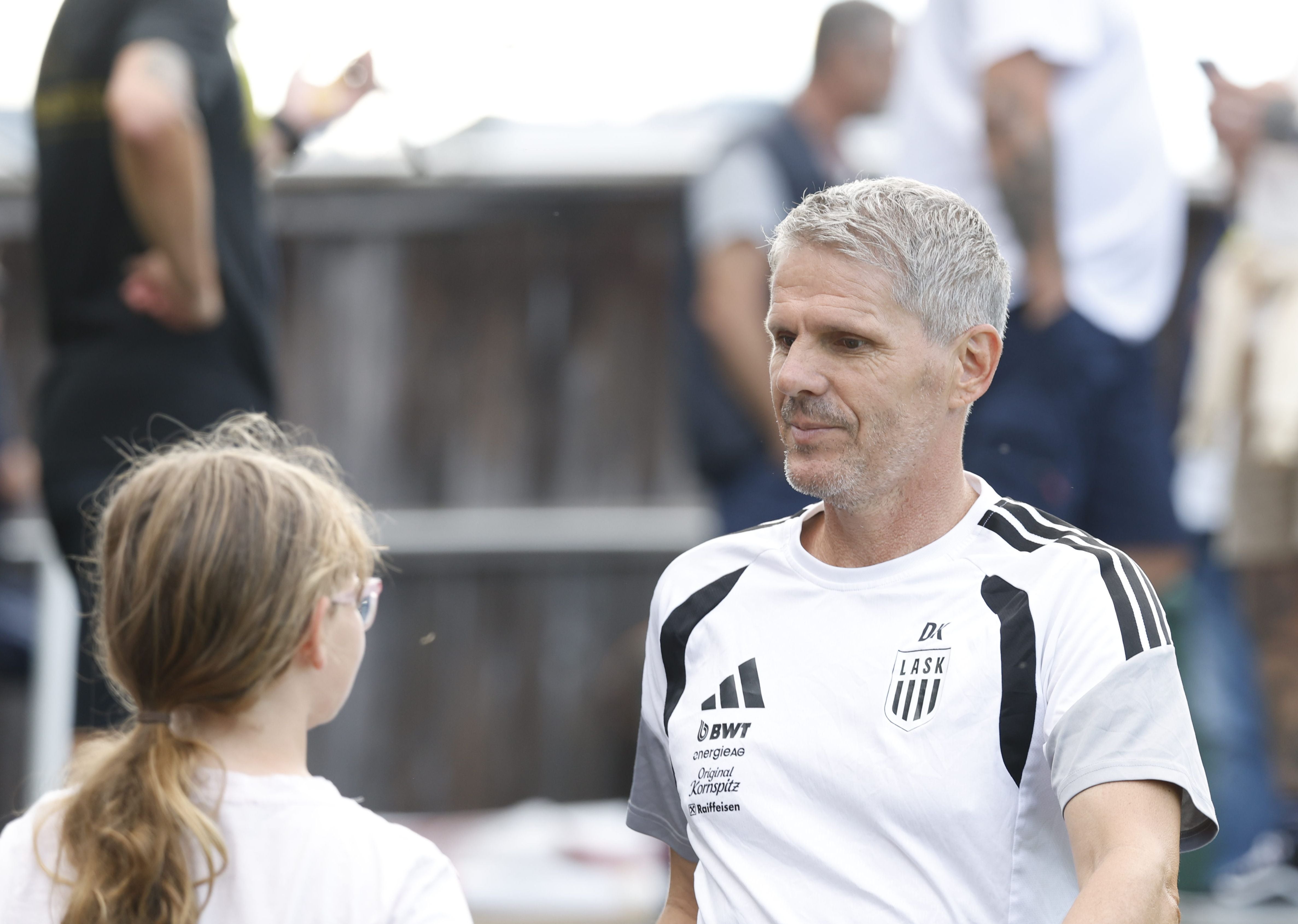 ABD0062_20260905 - DEUTSCHLANDSBERG - ÖSTERREICH: Trainer Dietmar Kühbauer (LASK) mit einem Fan während des ÖFB-Cup Spiels zwischen DSC und LASK am Samstag, 05. September 2026, im Koralmstadion in Deutschlandsberg. - FOTO: APA/ERWIN SCHERIAU