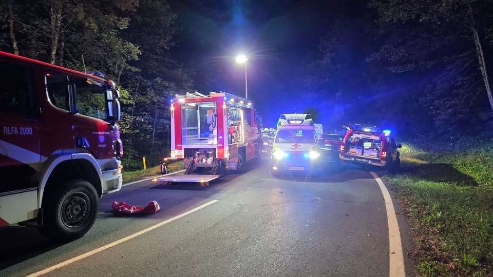 Feuerwehreinsatz mit Einsatzfahrzeugen und Feuerwehrleuten bei einer Übung. (Archivbild)