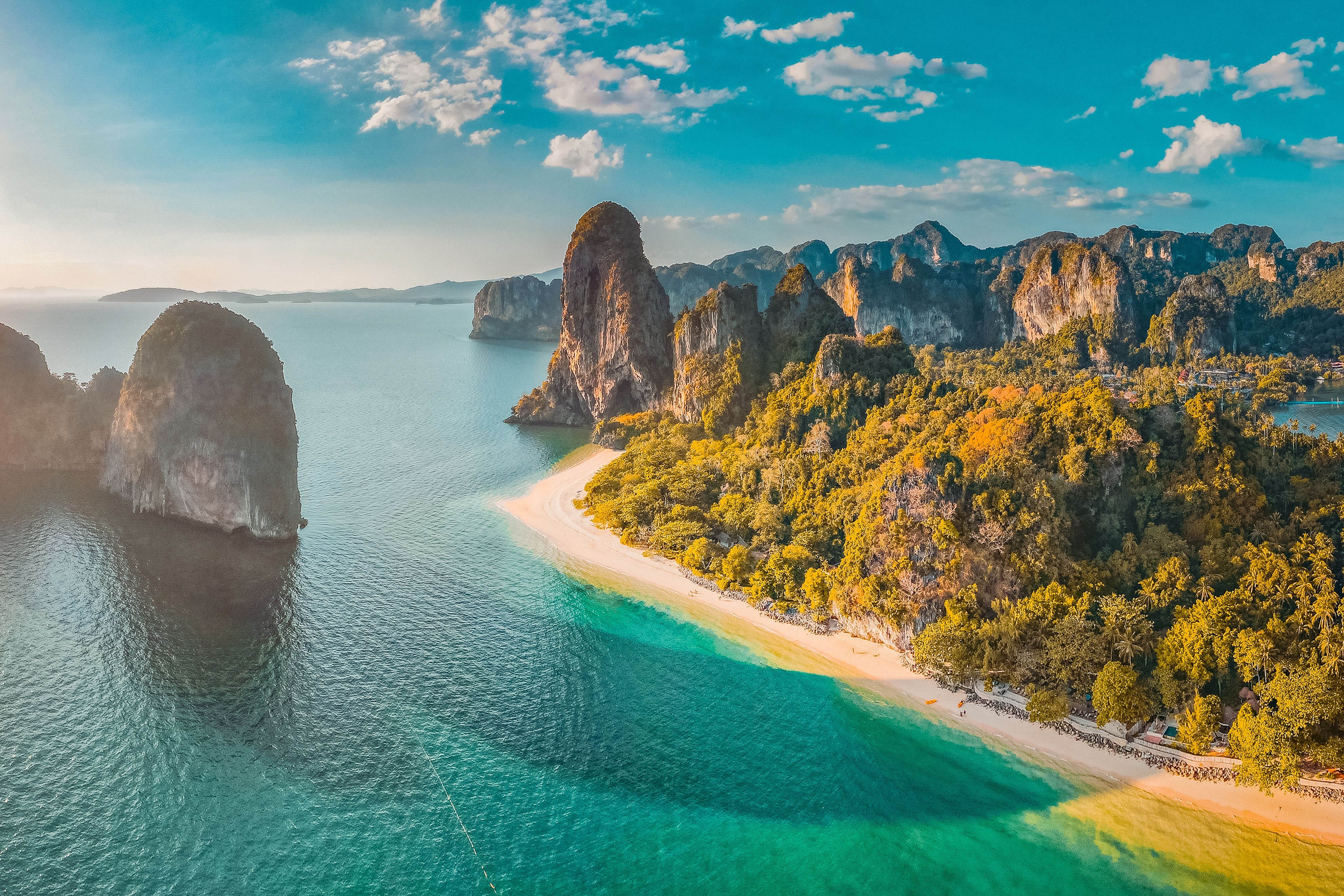 Luftaufnahme vom Railay Beach in Krabi, Thailand, mit Sandstrand, türkisfarbenem Wasser und Felsen.