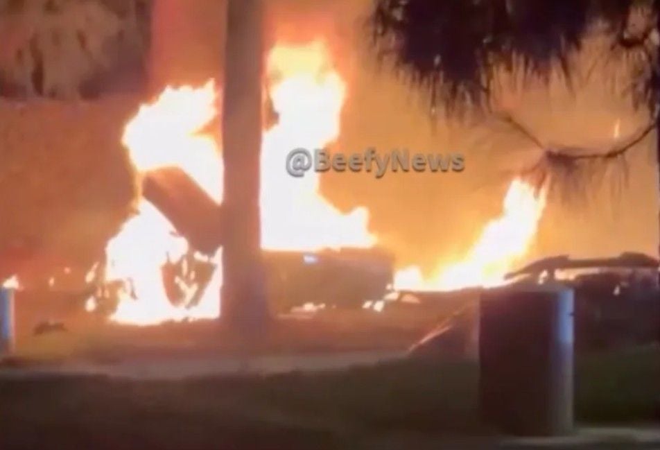 Ein McLaren steht nach einer Explosion in der Nacht in Flammen.