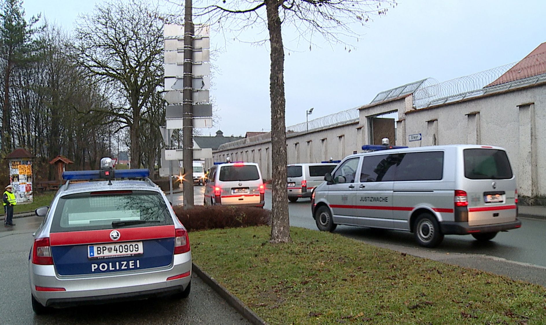 Polizei- und Justizwachefahrzeuge vor dem Gefängnis Garsten, Einsatz wegen vereiteltem Häftlingsausbruch.