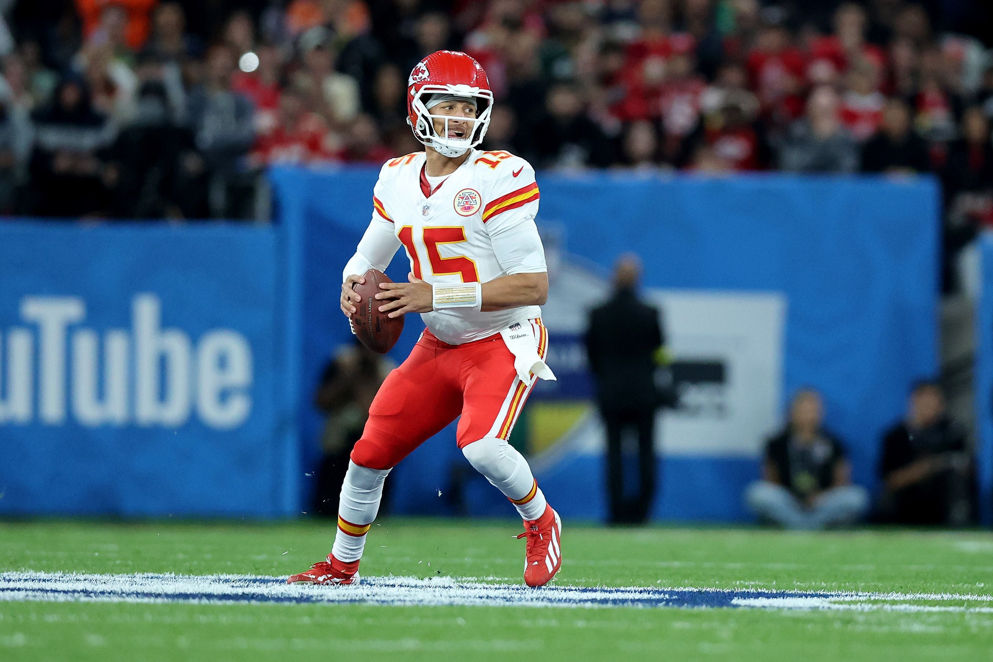 Ein Football-Spieler im Chiefs-Trikot bereitet einen Pass während eines Spiels vor.