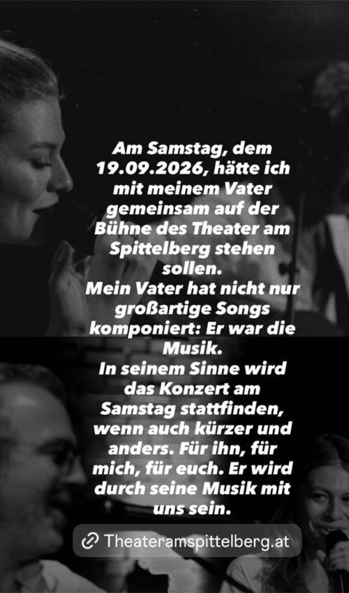 Schwarzweißfoto mit Frau am Mikrofon und emotionalem Text über ein Gedenkkonzert für ihren Vater.