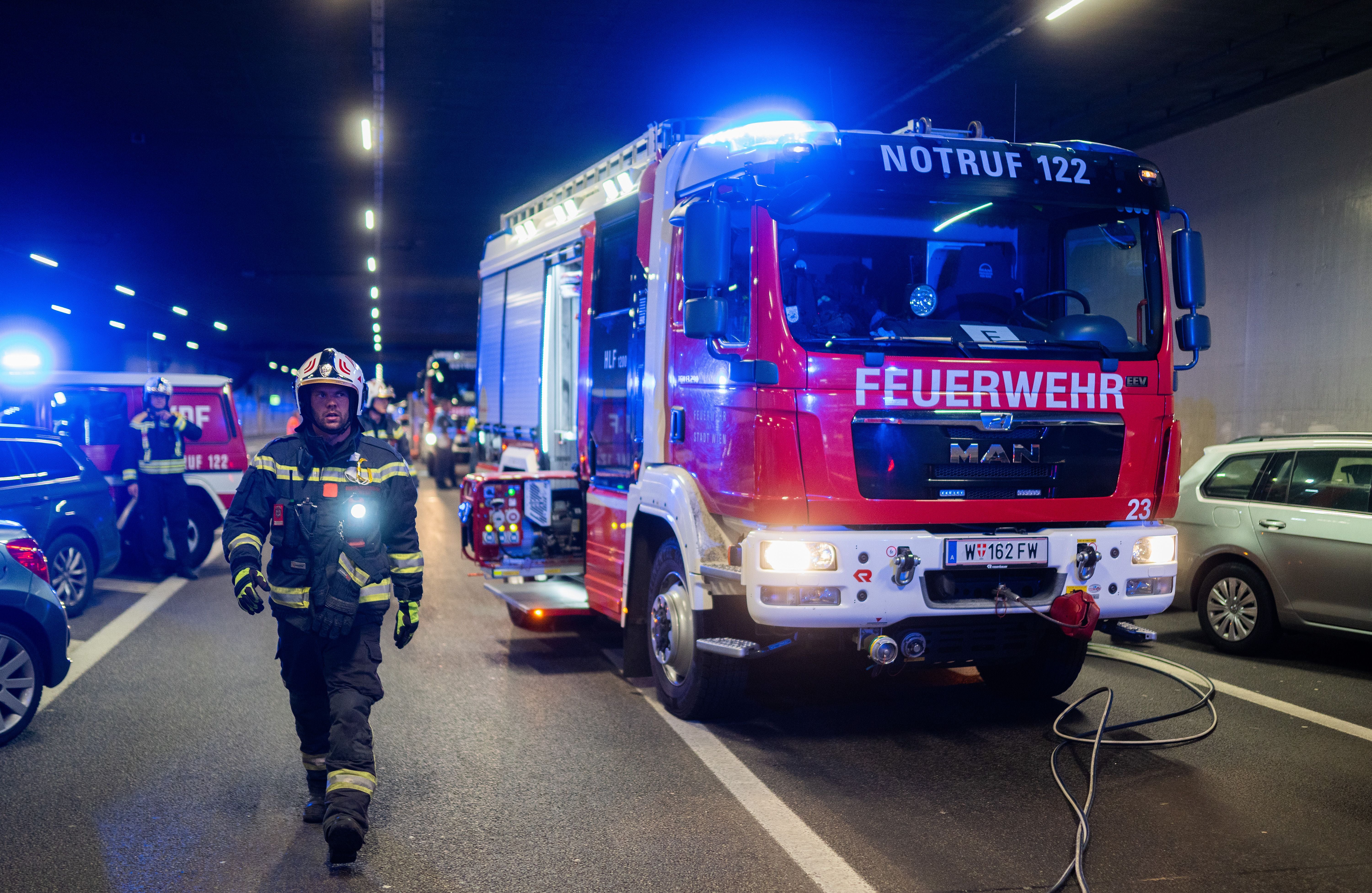 Feuerwehreinsatz im Tunnel Kaisermühlen mit Einsatzfahrzeugen und Feuerwehrleuten bei einer Übung.