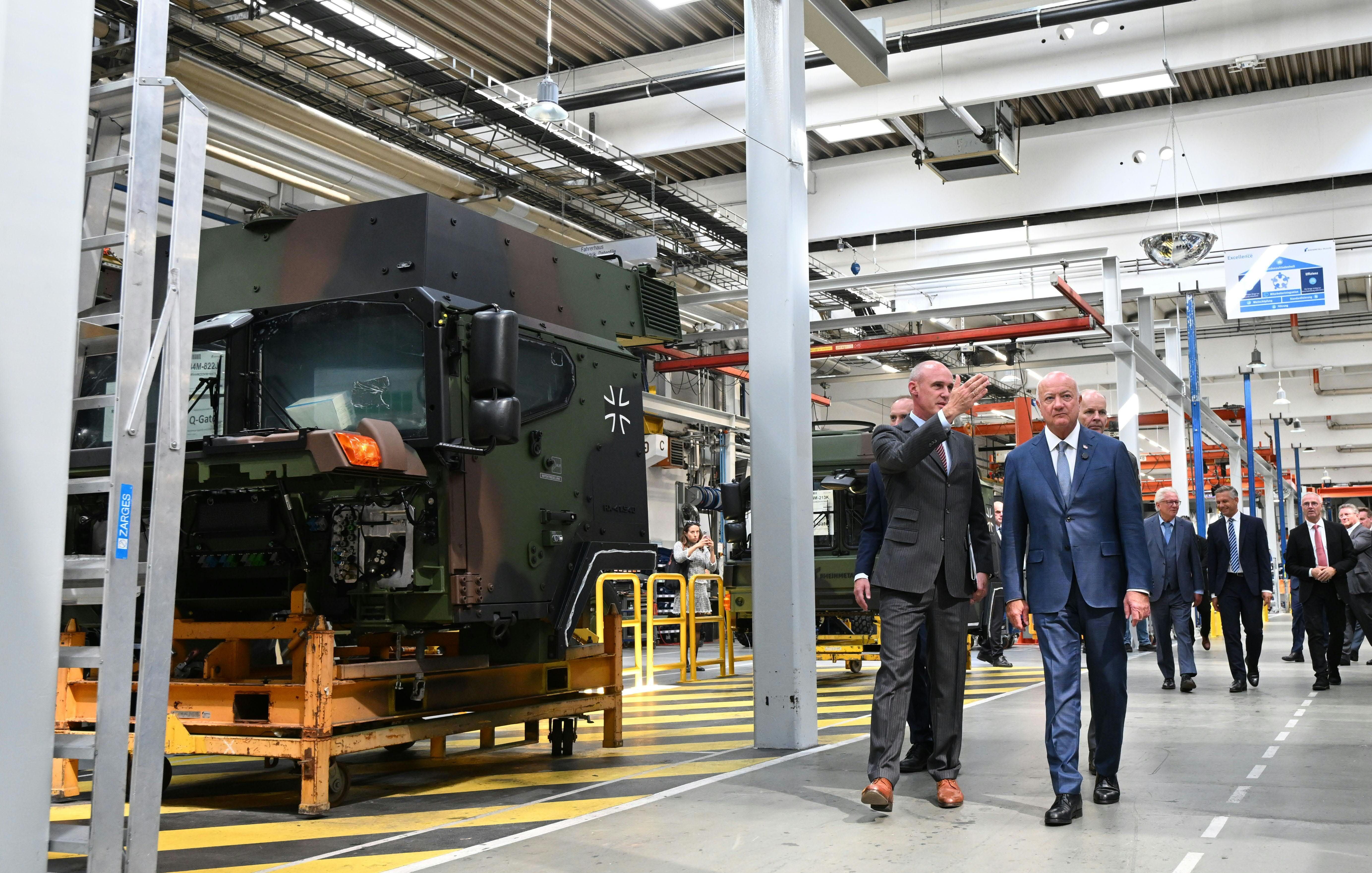 Gruppenführung durch ein Werk mit Militärfahrzeugen bei Rheinmetall in Wien-Liesing.