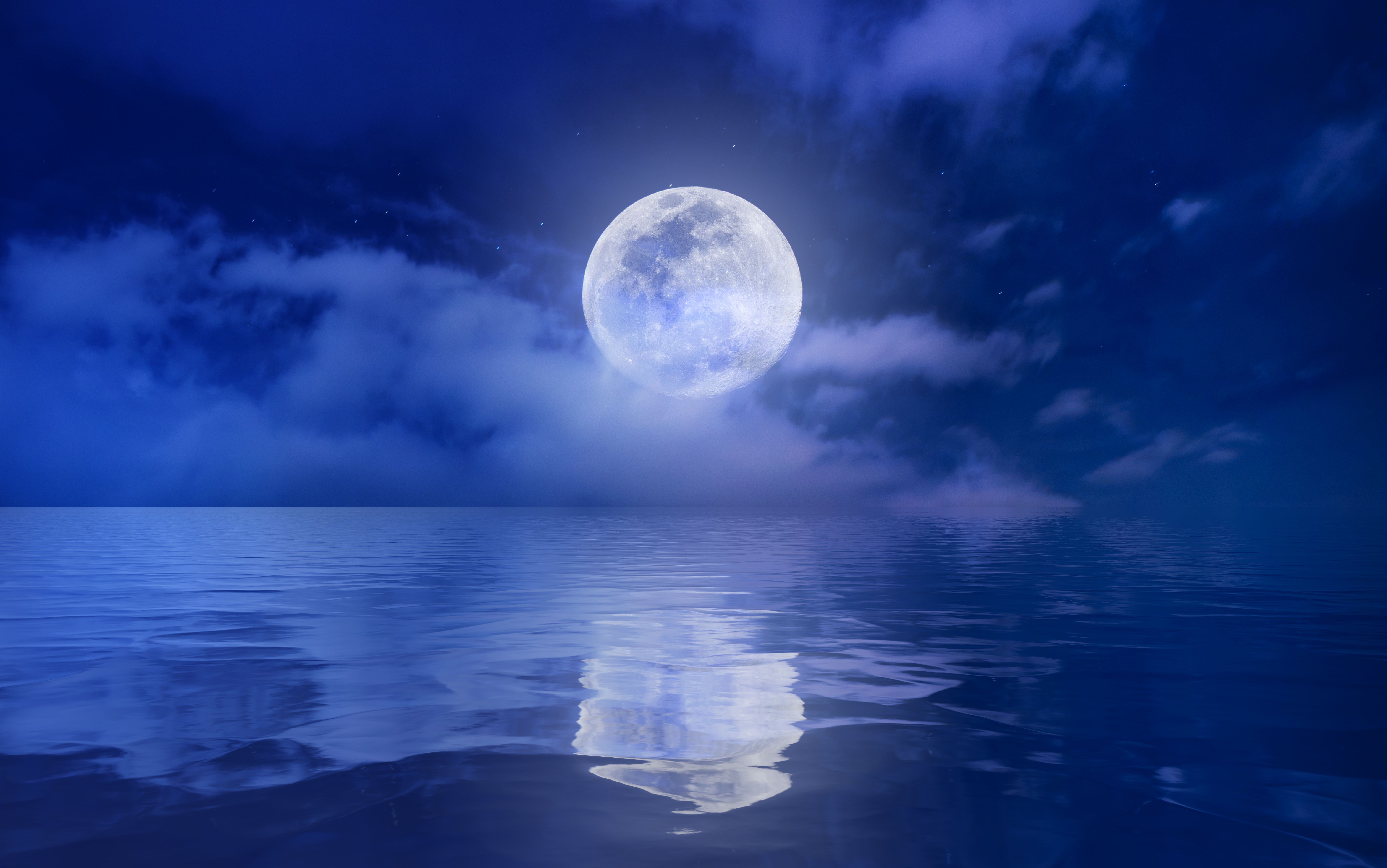 Vollmond spiegelt sich nachts auf ruhigem Wasser, umgeben von Wolken und dunklem Himmel.