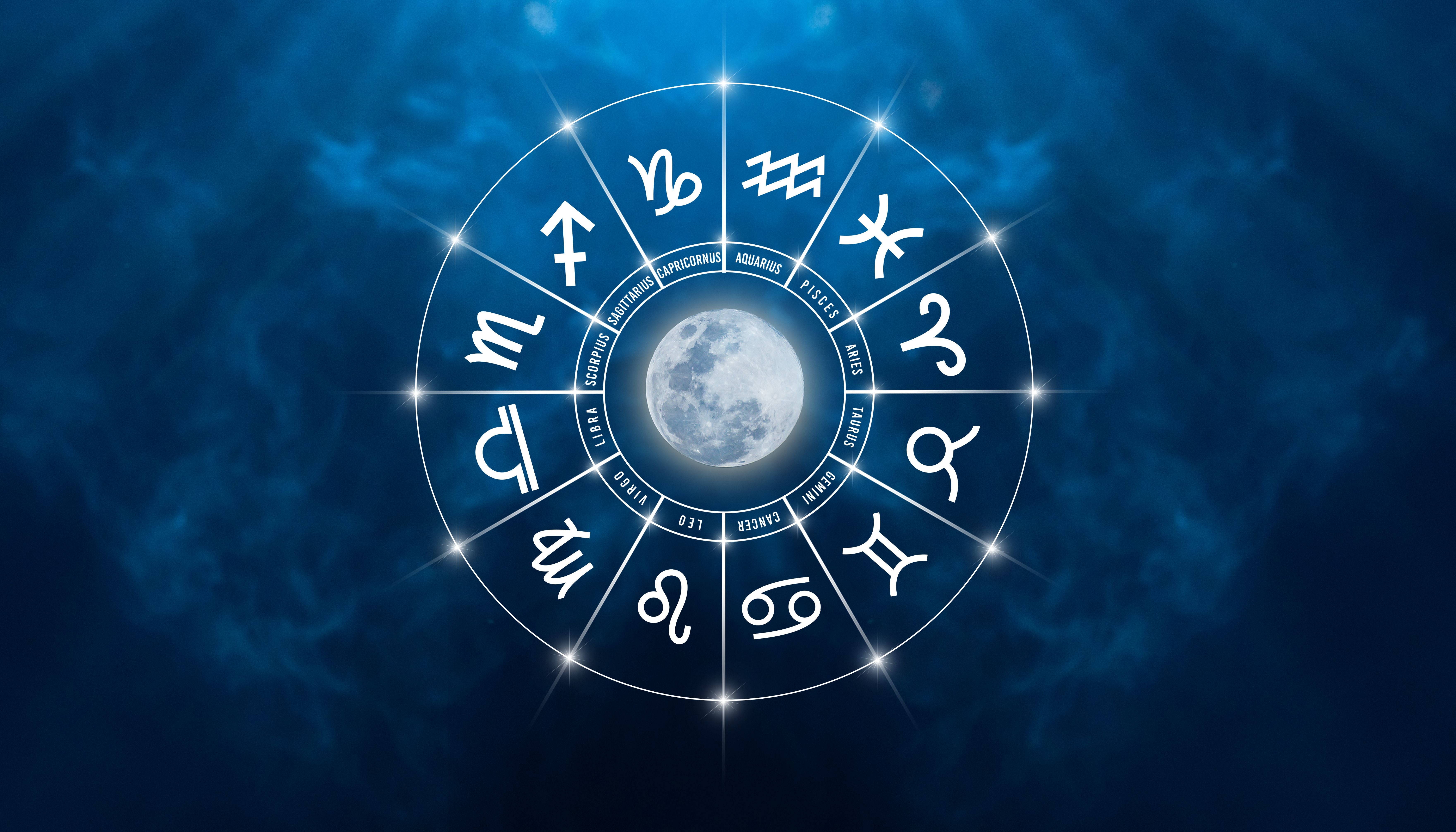 Zodiakreis mit allen Tierkreiszeichen um einen Vollmond auf blauem Sternenhintergrund.
