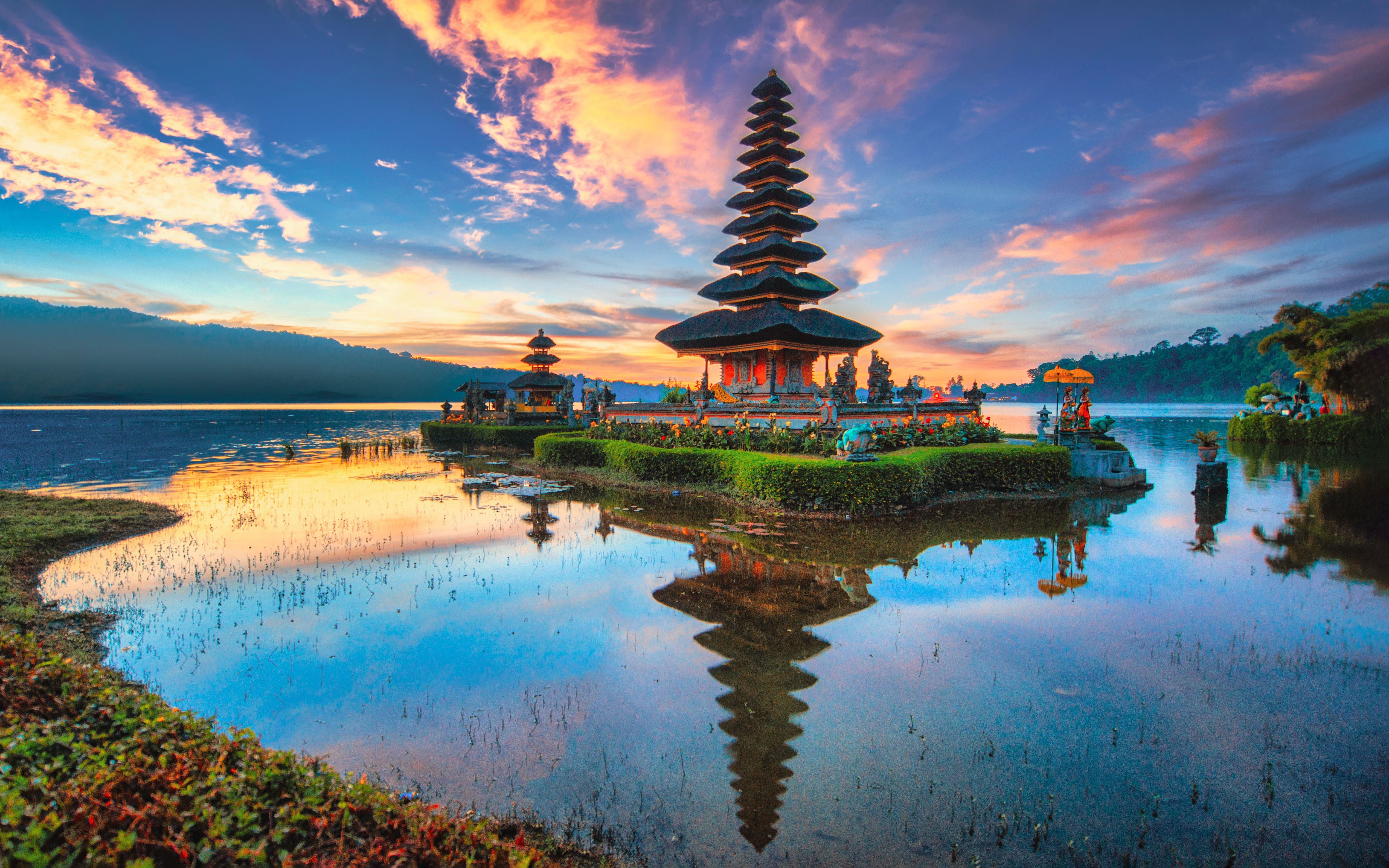 Hindu-Tempel Pura Ulun Danu Bratan am Bratan-See bei Sonnenaufgang in Bali, Indonesien.