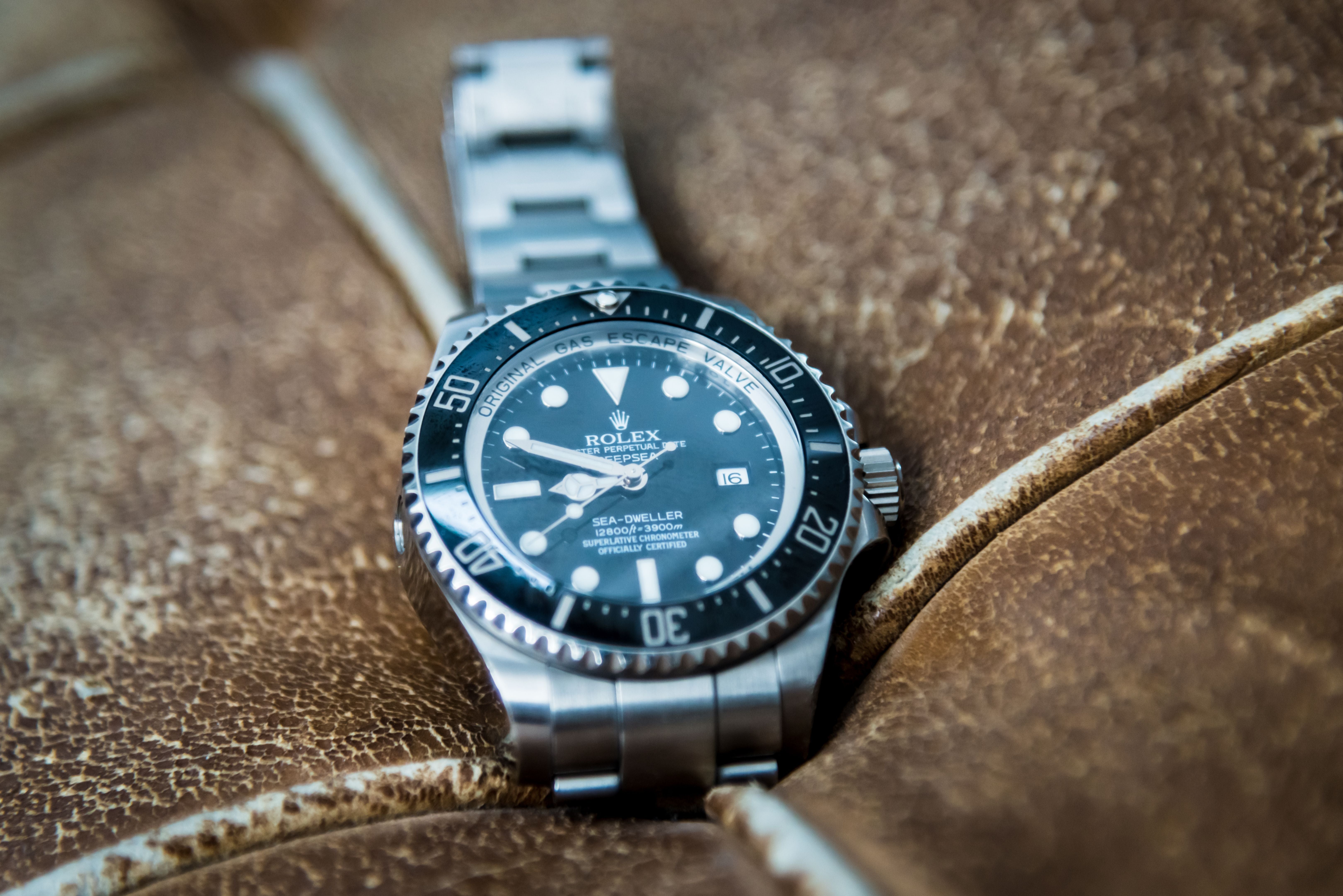 Rolex Oyster Perpetual DEEPSEA Uhr auf braunem Vintage-Leder fotografiert.