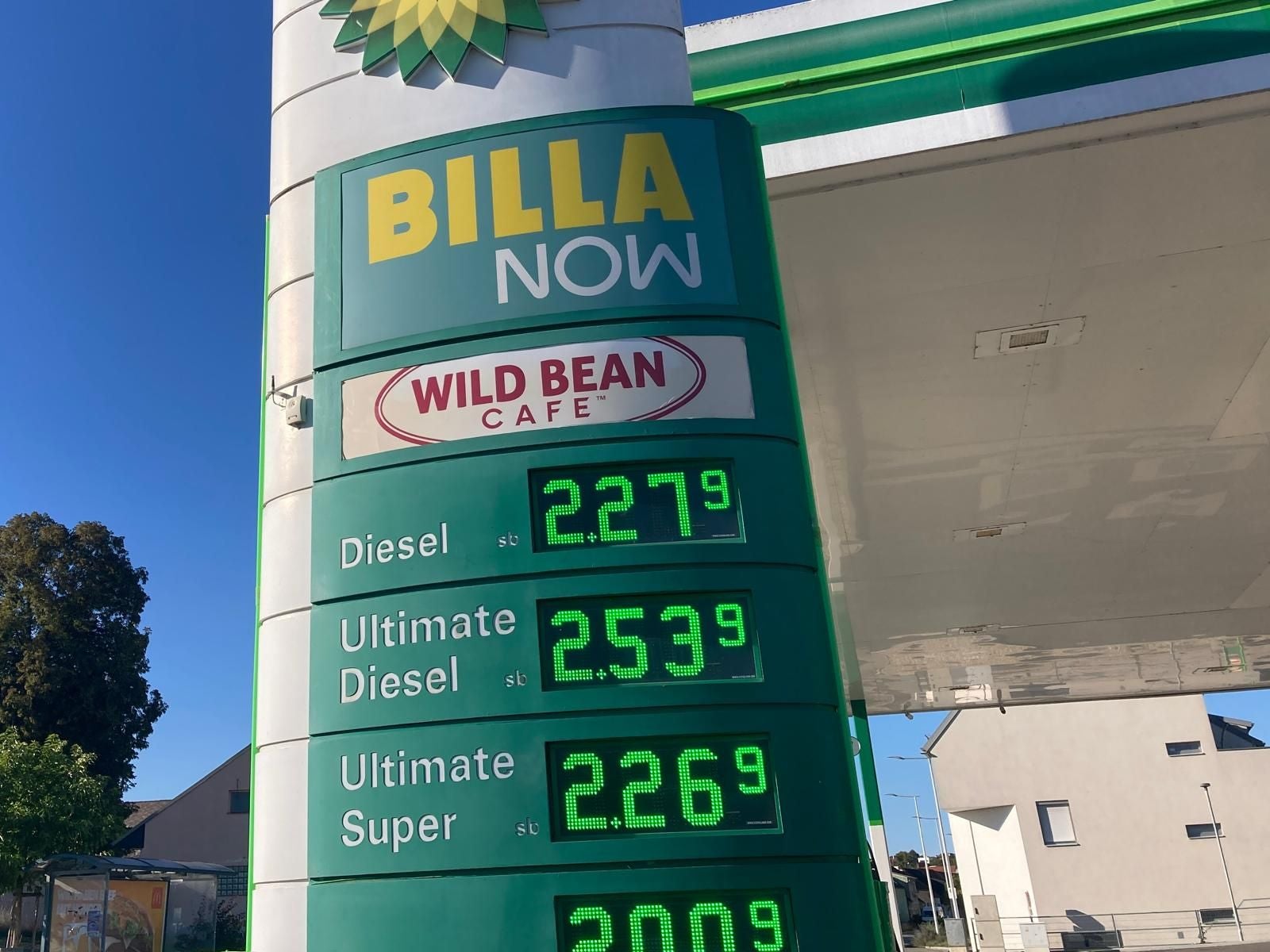 Preistafel zeigt Kraftstoffpreise an einer BP-Tankstelle am 15.9.2026 bei sonnigem Wetter.