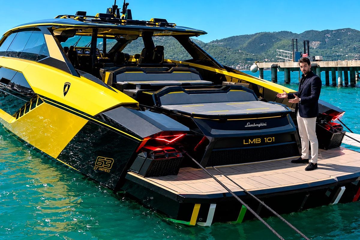 Mann steht neben einer gelb-schwarzen Lamborghini-Yacht am Steg im Hafen.